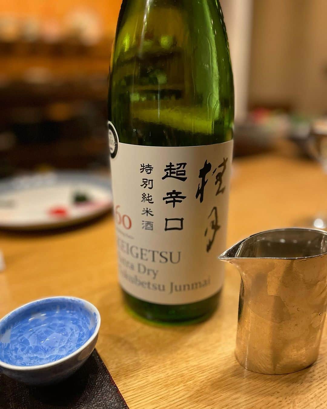 大津弥生さんのインスタグラム写真 - (大津弥生Instagram)「. . #大津弥生のおんな酒場放浪記  大人の隠れ一軒家割烹編 . 南麻布の路地裏にある一軒家割烹で、表札がひとつあるだけの正に大人の隠れ家に行ってきました✨ . 扉を開け、水が張られ魚が泳ぐ和モダンな空間を通り抜け、調理しているとこが見えるカウンター席に通して頂きました🥰 . 本日の #シャンパーニュ で乾杯🥂 . 🥢先付 前菜盛合せ 五点 美味しい和食を少しずつ、干し海老の出汁が効いた #茶碗蒸し に癒されます☺️ . 🥢強肴 吟醸からすみ蕎麦 お店のスペシャリテで、吟醸の香り豊かな #からすみ パウダーを、手打ち蕎麦に絡めて頂く絶品‼️ 手打ち蕎麦は風味を最大限残しつつ、コシを大事にした九一蕎麦だそう🤤 おかわりしたいほど美味🤤 . 🥢お造り 旬のお刺身盛合せ 葉鰹 #金目鯛 メカジキ #クエ #本鮪 と豪華な盛り合わせ . 🍶日本酒 桂月 超辛口 特別純米酒 高知 . 🥢焼物 旬魚  #メカジキ の生姜焼き 身が厚いメカジキを、たっぷりの針生姜と😋 . 🥢肉物 岐阜県 #飛騨牛 フィレ肉ステーキ 塩と生の胡椒と共に頂きます✨ お肉は5時間火入れしているそうで、絶妙なレア加減で、柔らかい🤤 . 🍶 ダイヤ菊 本醸造 長野 . 🥢揚物 本日の天ぷらの盛合せ #海老 #まいたけ #かぼちゃ #レンコン ベルピーマン #天ぷら は塩で頂くのが好き❤️ . 🥢食事 手打ち蕎麦 11種類の中から選べる #手打ち蕎麦 で、私は山川わさびそばをセレクト✨ 大きな #山わさび を目の前で擦りおろして頂き、香りが素晴らしく、爽やかな喉越し🤤 蕎麦湯が濃厚で、こんなに美味しい蕎麦湯は初めて‼️‼️‼️ 同伴者は胡麻蕎麦をオーダーし、濃厚な #黒胡麻 のスープが美味しそうでした🤤 #年越し蕎麦 の販売もされていて、毎年大人気だそう✨ . 🥢甘味 季節のデザート 香ばしい #ほうじ茶 と共に🍵 . #日本酒 はなみなみ注いで頂き、お料理にピッタリでした🍶 . 2階3階には個室やラウンジBARもあるそうで、また伺いたいです❣️ . 🍶こうもと🥢 東京都港区南麻布5-1-10  050-5592-5814 . PR @koumoto_hiroo  #蕎麦割烹こうもと #広尾グルメ #広尾ディナー #広尾和食 #東京和食 #蕎麦割烹 #広尾個室 #東京個室 #蕎麦 #そば」12月10日 23時54分 - yayoinsta_life