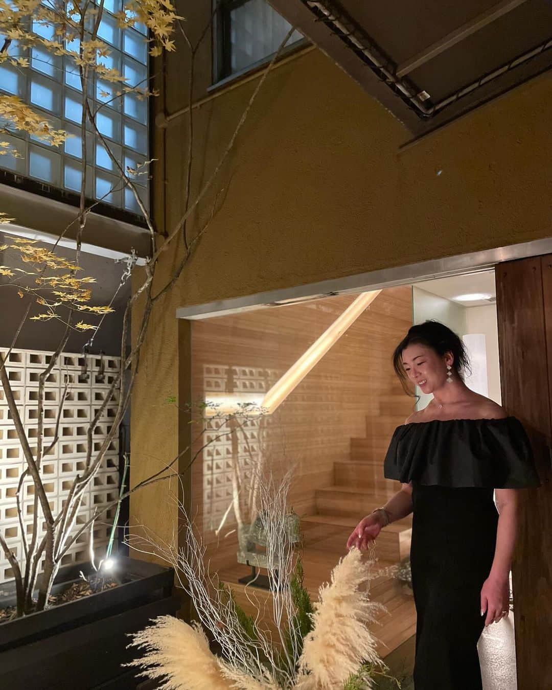 大津弥生さんのインスタグラム写真 - (大津弥生Instagram)「. . #大津弥生のおんな酒場放浪記  大人の隠れ一軒家割烹編 . 南麻布の路地裏にある一軒家割烹で、表札がひとつあるだけの正に大人の隠れ家に行ってきました✨ . 扉を開け、水が張られ魚が泳ぐ和モダンな空間を通り抜け、調理しているとこが見えるカウンター席に通して頂きました🥰 . 本日の #シャンパーニュ で乾杯🥂 . 🥢先付 前菜盛合せ 五点 美味しい和食を少しずつ、干し海老の出汁が効いた #茶碗蒸し に癒されます☺️ . 🥢強肴 吟醸からすみ蕎麦 お店のスペシャリテで、吟醸の香り豊かな #からすみ パウダーを、手打ち蕎麦に絡めて頂く絶品‼️ 手打ち蕎麦は風味を最大限残しつつ、コシを大事にした九一蕎麦だそう🤤 おかわりしたいほど美味🤤 . 🥢お造り 旬のお刺身盛合せ 葉鰹 #金目鯛 メカジキ #クエ #本鮪 と豪華な盛り合わせ . 🍶日本酒 桂月 超辛口 特別純米酒 高知 . 🥢焼物 旬魚  #メカジキ の生姜焼き 身が厚いメカジキを、たっぷりの針生姜と😋 . 🥢肉物 岐阜県 #飛騨牛 フィレ肉ステーキ 塩と生の胡椒と共に頂きます✨ お肉は5時間火入れしているそうで、絶妙なレア加減で、柔らかい🤤 . 🍶 ダイヤ菊 本醸造 長野 . 🥢揚物 本日の天ぷらの盛合せ #海老 #まいたけ #かぼちゃ #レンコン ベルピーマン #天ぷら は塩で頂くのが好き❤️ . 🥢食事 手打ち蕎麦 11種類の中から選べる #手打ち蕎麦 で、私は山川わさびそばをセレクト✨ 大きな #山わさび を目の前で擦りおろして頂き、香りが素晴らしく、爽やかな喉越し🤤 蕎麦湯が濃厚で、こんなに美味しい蕎麦湯は初めて‼️‼️‼️ 同伴者は胡麻蕎麦をオーダーし、濃厚な #黒胡麻 のスープが美味しそうでした🤤 #年越し蕎麦 の販売もされていて、毎年大人気だそう✨ . 🥢甘味 季節のデザート 香ばしい #ほうじ茶 と共に🍵 . #日本酒 はなみなみ注いで頂き、お料理にピッタリでした🍶 . 2階3階には個室やラウンジBARもあるそうで、また伺いたいです❣️ . 🍶こうもと🥢 東京都港区南麻布5-1-10  050-5592-5814 . PR @koumoto_hiroo  #蕎麦割烹こうもと #広尾グルメ #広尾ディナー #広尾和食 #東京和食 #蕎麦割烹 #広尾個室 #東京個室 #蕎麦 #そば」12月10日 23時54分 - yayoinsta_life