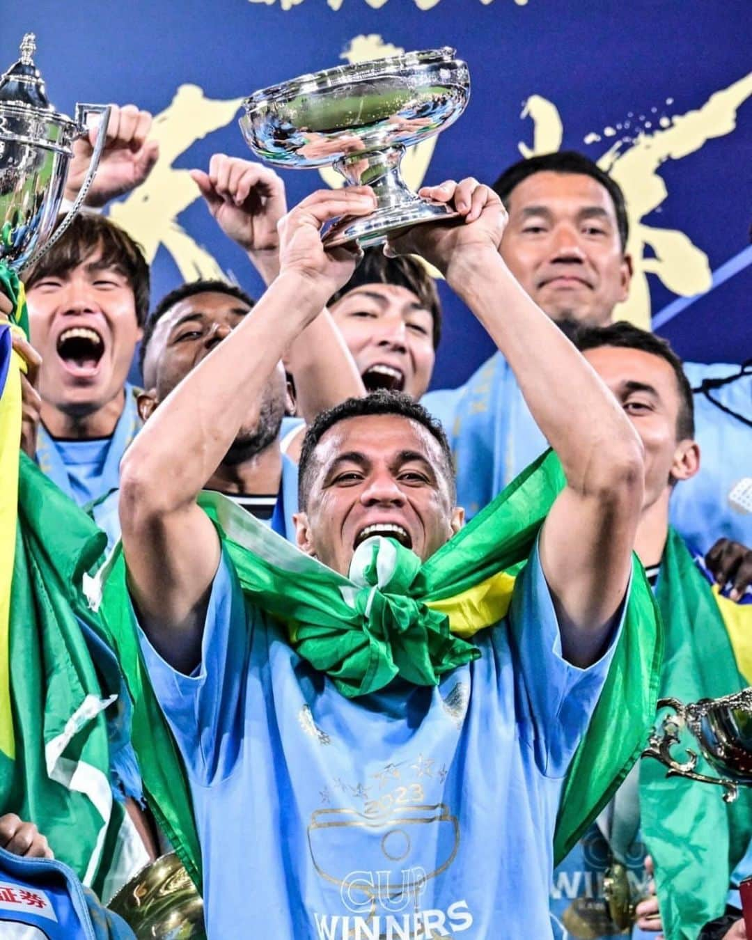 レアンドロ・ダミアン・ダ・シウバ・ドス・サントスのインスタグラム：「Bicampeão da Copa do Imperador 🏆 🏆 @kawasaki_frontale Family!!!」