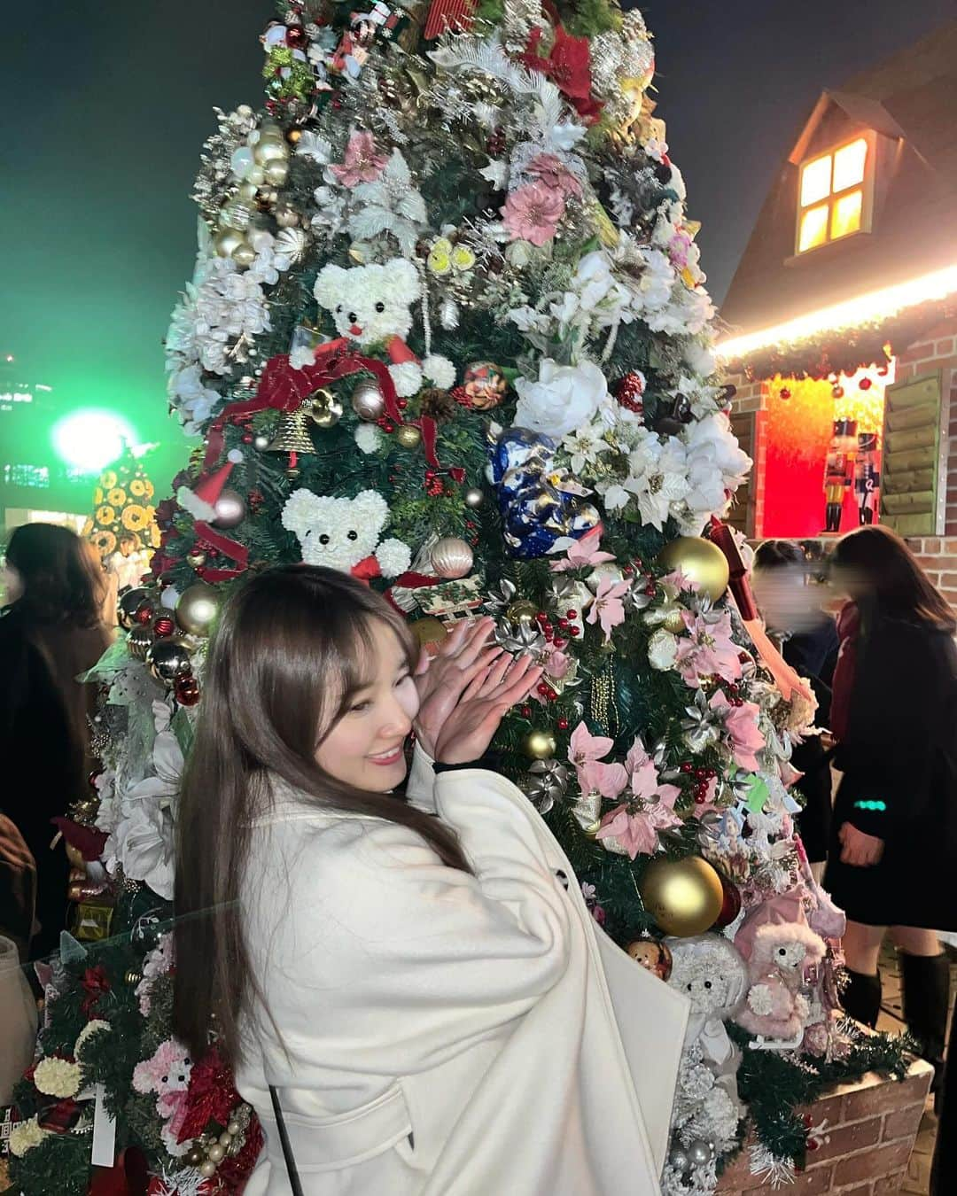 森戸知沙希さんのインスタグラム写真 - (森戸知沙希Instagram)「🎄🧸🤍 　 クリスマスマーケット初めて行った！ やっと行けて嬉しい🎄⛄️🎅 　 　 　 #クリスマスマーケット  #明治神宮外苑  #christmas  #christmasmarket2023  #クマのクリスマスツリーかわいい #お店どうやって選んだら良いかわからなかった」12月10日 23時56分 - chisaki__morito.official