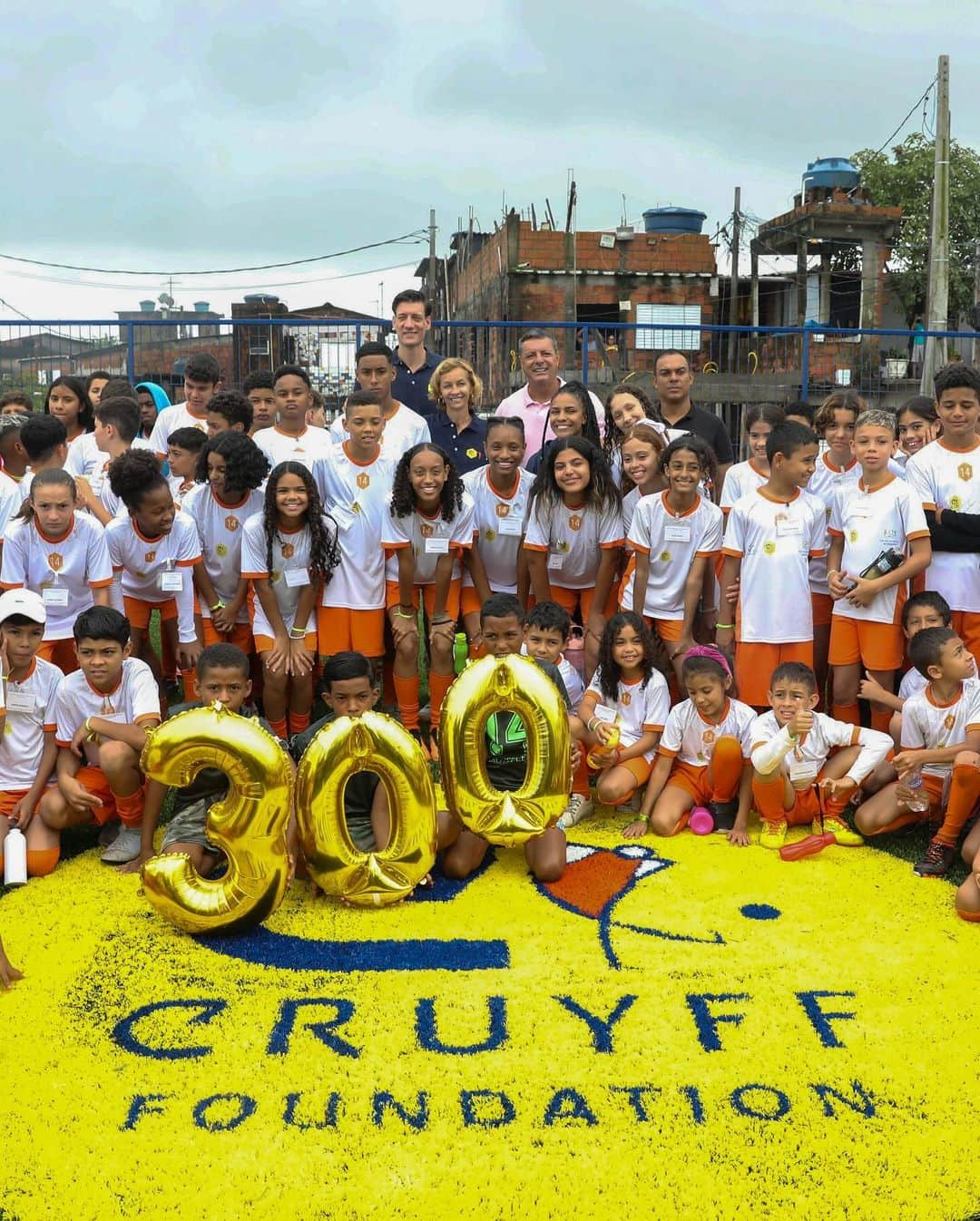 ヨハン・クライフさんのインスタグラム写真 - (ヨハン・クライフInstagram)「We are proud Cruyff Court Pelé has been openend in Santos marking the milestone of the 300th Cruyff Court in the world by paying tribute to two legends: Pelé and Cruyff  This court brings opportunities to the kids and will continue to cement the amazing legacy of two of greatest players in history. The bond between Johan and Edson is as strong as ever with this 300th Court.  🇧🇷  Nós estamos orgulhosos em anunciar que o Cruyff Court Pelé foi aberto em Santos, atingindo a marca de 300 Cruyff Court no mundo, em homenagem a duas lendas: Pelé e Cruyff.  Este espaço traz oportunidades para crianças e continua a consolidar o legado incrível de dois dos maiores jogadores na história. A ligação entre Johan e Edson é maior do que nunca com esta quadra.」12月11日 0時07分 - johancruyff