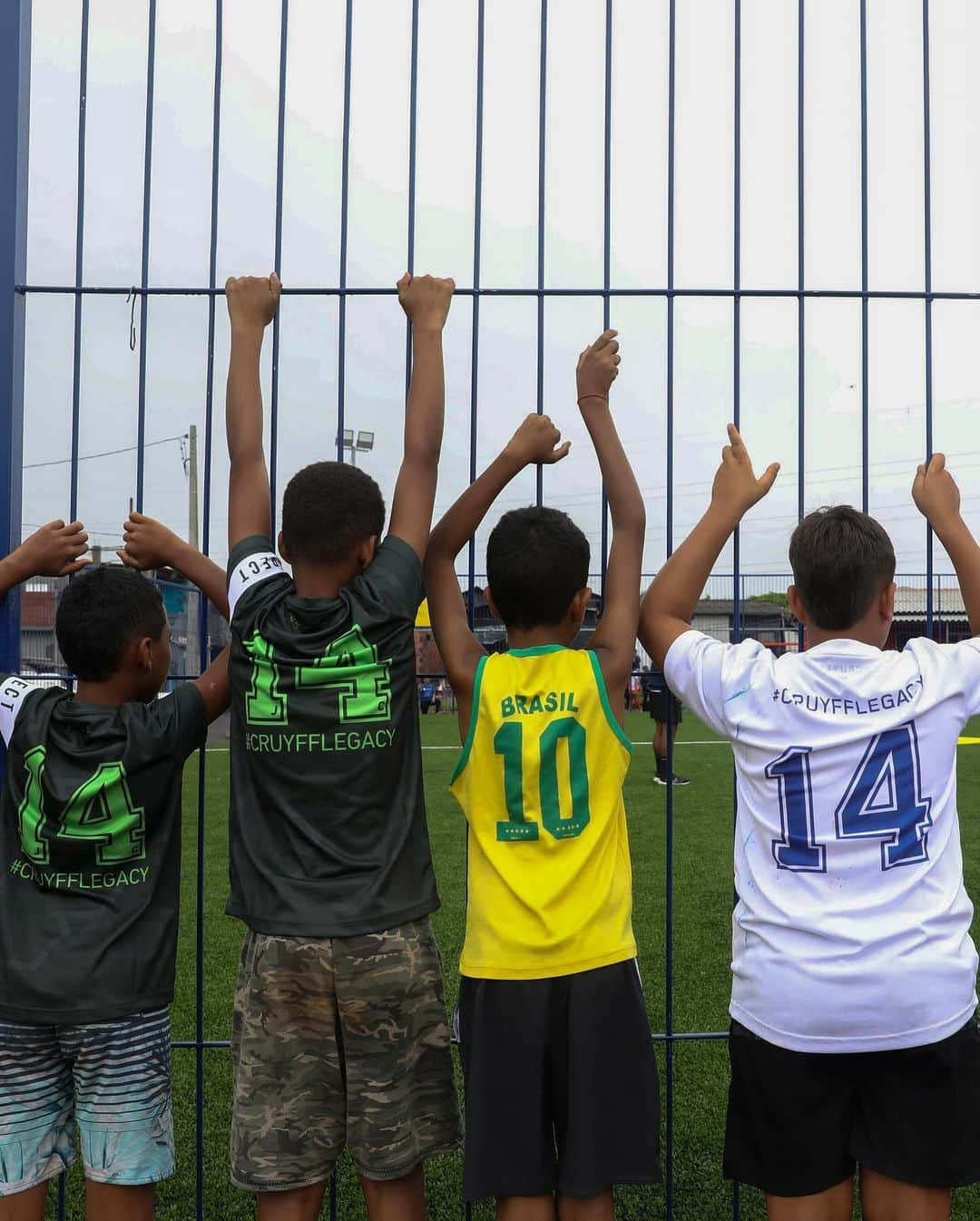 ヨハン・クライフのインスタグラム：「We are proud Cruyff Court Pelé has been openend in Santos marking the milestone of the 300th Cruyff Court in the world by paying tribute to two legends: Pelé and Cruyff  This court brings opportunities to the kids and will continue to cement the amazing legacy of two of greatest players in history. The bond between Johan and Edson is as strong as ever with this 300th Court.  🇧🇷  Nós estamos orgulhosos em anunciar que o Cruyff Court Pelé foi aberto em Santos, atingindo a marca de 300 Cruyff Court no mundo, em homenagem a duas lendas: Pelé e Cruyff.  Este espaço traz oportunidades para crianças e continua a consolidar o legado incrível de dois dos maiores jogadores na história. A ligação entre Johan e Edson é maior do que nunca com esta quadra.」