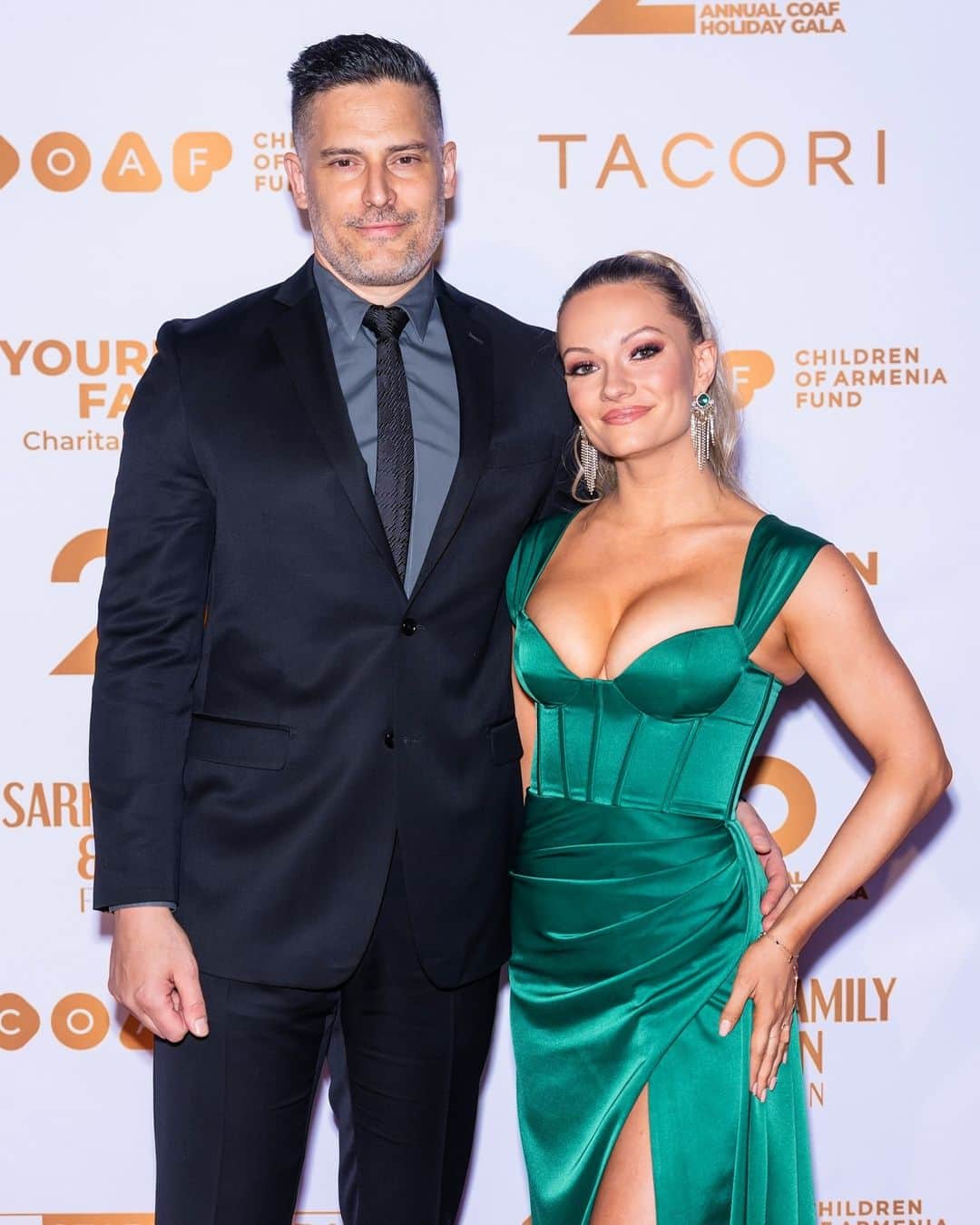 のインスタグラム：「Joe Manganiello and girlfriend Caitlin O’Connor make their red carpet debut as a couple at the Children of Armenia Fund (COAF) Gala on Saturday night (December 9) at Cipriani in New York City. #JoeManganiello #CaitlinOConnor Photo: Getty」