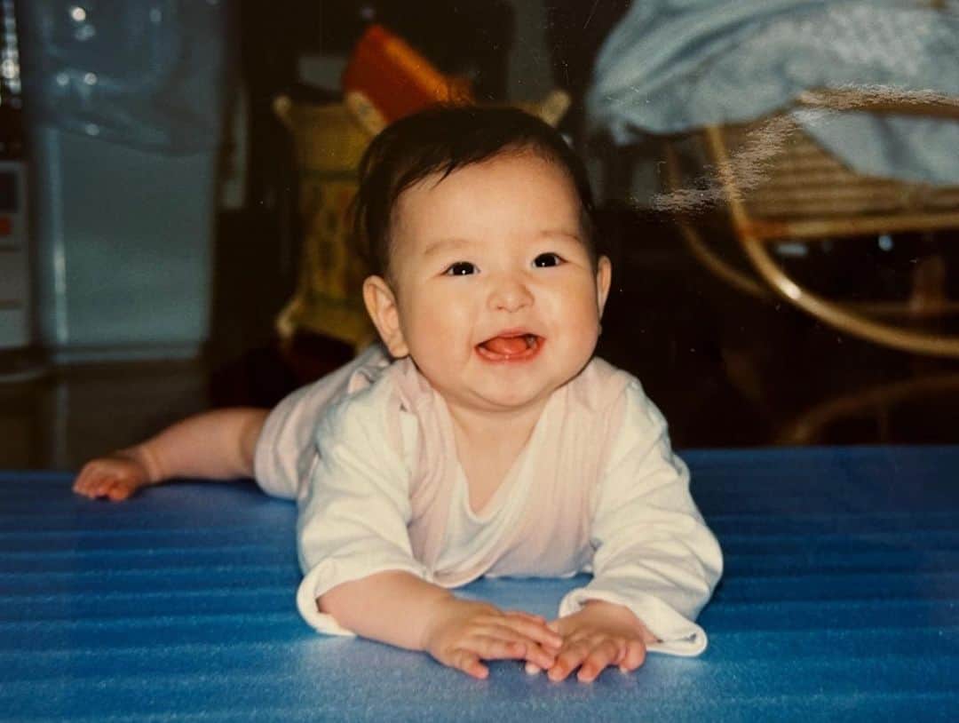 吉田凜音のインスタグラム：「23歳になりました！！！！！！！！ あっという間です！！！！ 大人！！！！！！！ さいっこうな22歳でした 23歳も最高な1年間にします ママとパパ若くてかわいい おめ自分🫶」