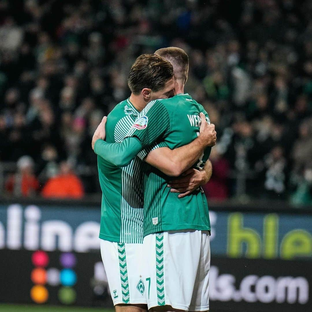 ニクラス・シュタルクのインスタグラム：「💪🏻 + ✋🏻😛🤚🏻 = 𝑯𝒆𝒊𝒎𝒔𝒊𝒆𝒈! 🫶💚 ____ #werder #bremen #svw #llgw #heimsieg」