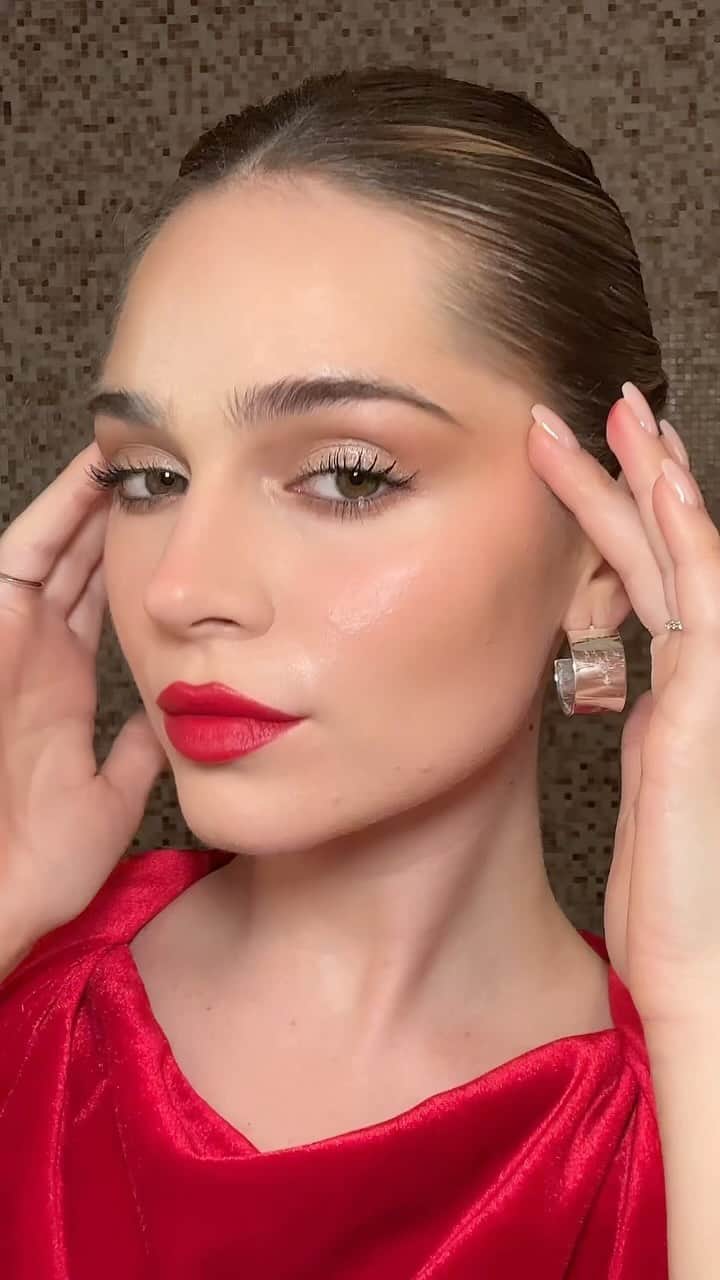 Jessy Hartelのインスタグラム：「Anzeige/ Obsessed with this @douglas_cosmetics Christmas Look ❤️🎄#douglas #douglascosmetics #makeup」