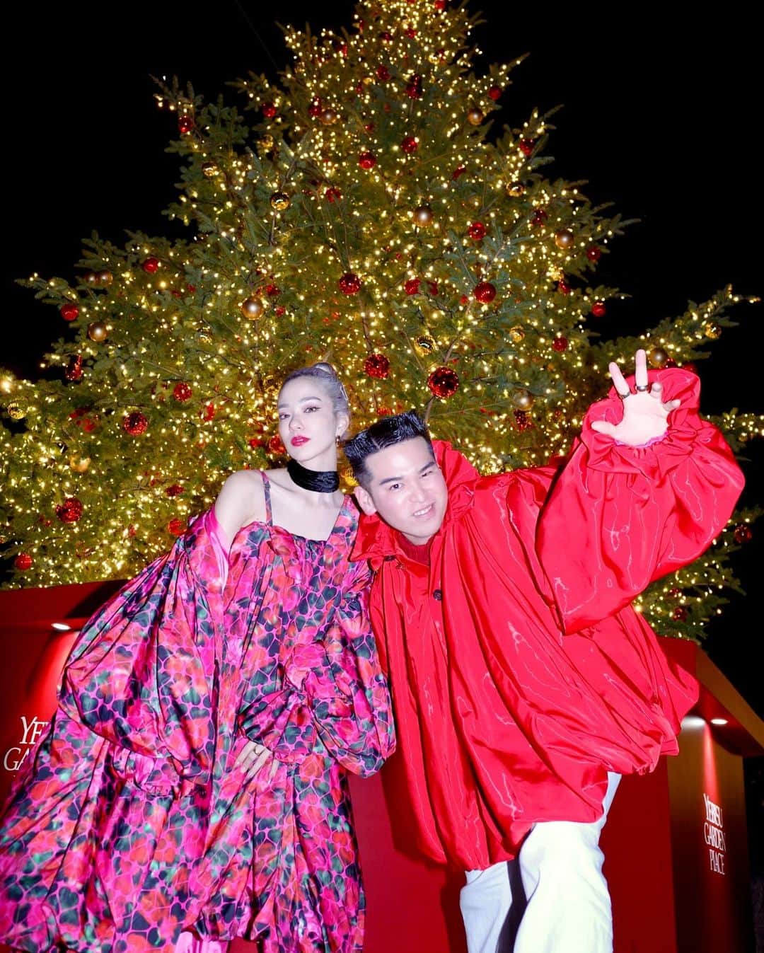 Unaのインスタグラム：「HAPPY HOLIDAYS🎄🎅🏻🎁 Thank you @bluenote_place 🎷✨ 集まってくれたキッズの笑顔とダンスで心温まりました🫶 立ち止まって聴いてくれたみなさんありがとう💘 心踊るホリデーシーズン到来✨🫶💗  出演後は店内でライブ聴きながらディナーもいただいて 一足先にクリスマス気分味わえた🥰  👗@vivianostudio 🌹 @vivianosue @yuta____tokyo 🙏✨」