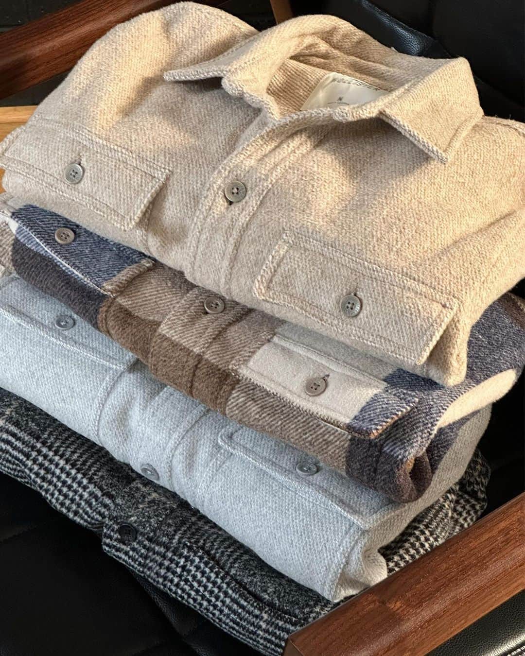 Hollister Co.のインスタグラム：「shacket: the versatility of a shirt with the warmth of a jacket」