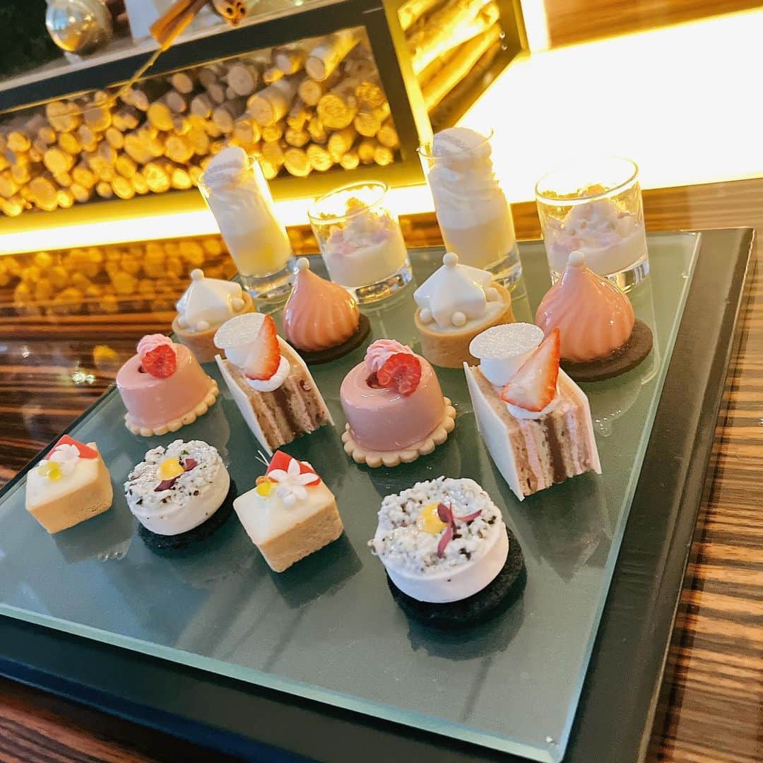 吉岡茉祐さんのインスタグラム写真 - (吉岡茉祐Instagram)「まみさんとアフタヌーンティーしてきた🫖✨  二人だけでプチ打ち上げ！ って気持ちがあったかどうかはわからないけど。 とても楽しく、なんかとてつもなく優雅でした☺️  紅茶とスコーンと、なんかすごい高そうな味したやつがすごく美味しかったです(語彙力)  こういう時ほど、すごく姉さん感あるよね。笑」12月11日 0時13分 - yoshioka_mayuc