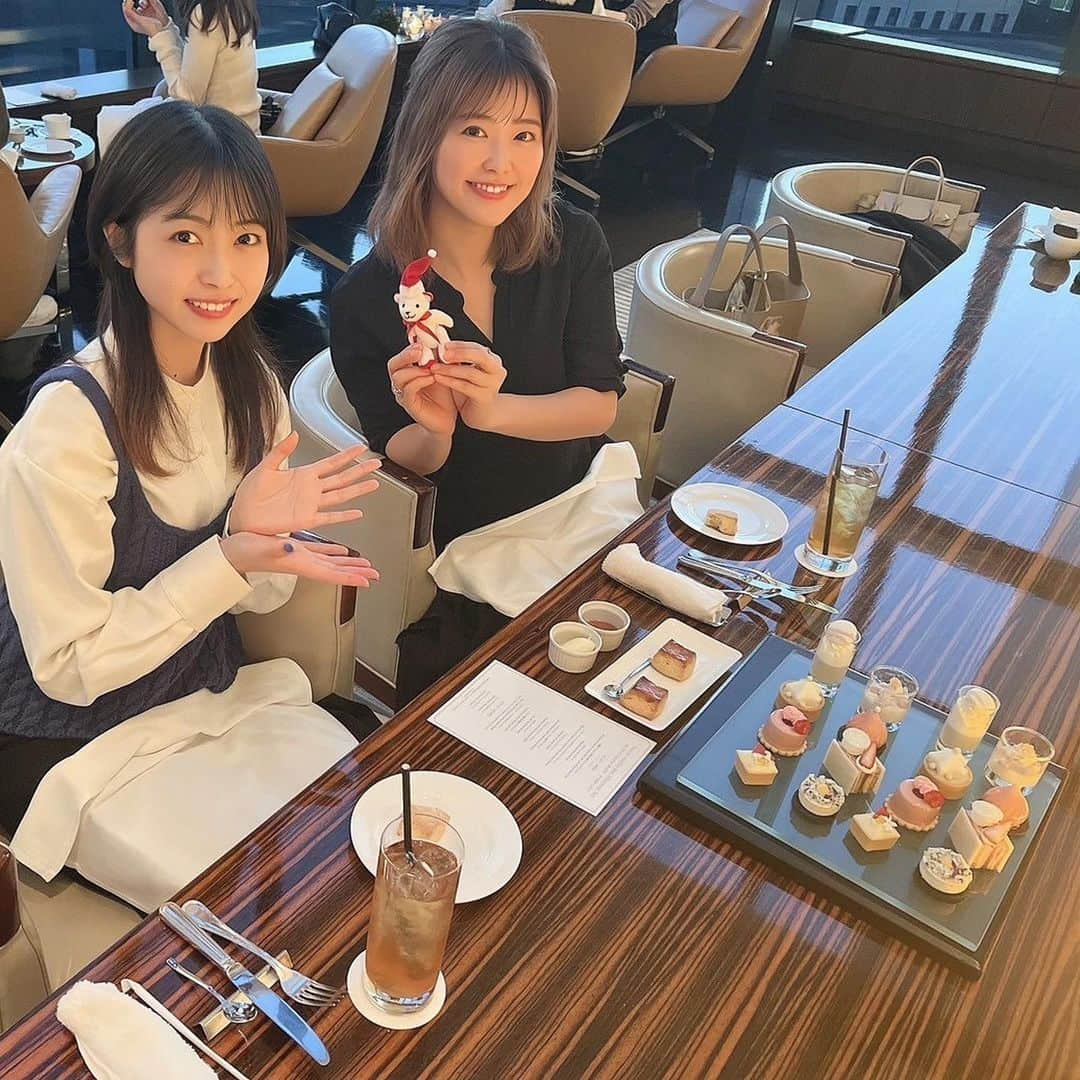 吉岡茉祐のインスタグラム：「まみさんとアフタヌーンティーしてきた🫖✨  二人だけでプチ打ち上げ！ って気持ちがあったかどうかはわからないけど。 とても楽しく、なんかとてつもなく優雅でした☺️  紅茶とスコーンと、なんかすごい高そうな味したやつがすごく美味しかったです(語彙力)  こういう時ほど、すごく姉さん感あるよね。笑」