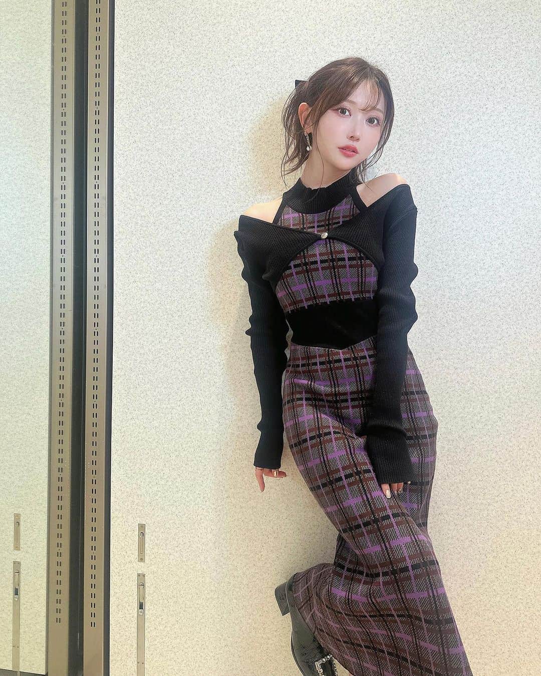 菅野結以さんのインスタグラム写真 - (菅野結以Instagram)「渋谷スクスクPOP UP イベント初日ありがとございました 店頭からゲリラインスタライブも✌︎ ⁡ オリジナル柄から作ったクロミワンピで🦨🖤 @crayme_official  ⁡ 編み目のつまったしっかり配色ニットで アメスリ×マーメイドのメリハリ爆誕シルエット カーデはデコルテの見え方にこだわって色っぽ抜け感 ⁡ 着たら形きれいすぎてもう一色ほしい！って 色チ買いオーダーしてくれるひと続出中 ☺︎ ⁡ 新作着たみんなかわいすぎてしあわせだった🫶🏻 これが半年でいちばんのご褒美タイムだよ つぎはあさって、年内ラストのリアルイベント ⁡ 12/12(火) ①17:00～18:00 ②19:00～20:00 ⁡ 夜までいるからしごと終わりにでも会いにきて しぶやPOP UPはのこり3日 あしたもまってます🦭 ⁡ ⁡ 12.7(thu)～12.13(wed) 渋谷スクランブルスクエア 5階 Crayme, A/W collection ＂ The Ghost Club ＂ ⁡ ■ 渋谷スクランブルスクエア　 ショップ＆レストラン 5階 +Ｑ（プラスク） グッズ内　Event Stage 5A ※5階上りエスカレーター前 ＠sibuya_scramble_square ＠plusqgoods ⁡ 〒150-0002 東京都渋谷区渋谷二丁目24番12号（渋谷駅直結・直上） https://www.shibuya-scramble-square.com/ ⁡ #crayme #theghostclub #2023aw #popupshop #limitedshop #tokyo #shibuyascramblesquare #event #クロミちゃん」12月11日 0時13分 - yui_kanno