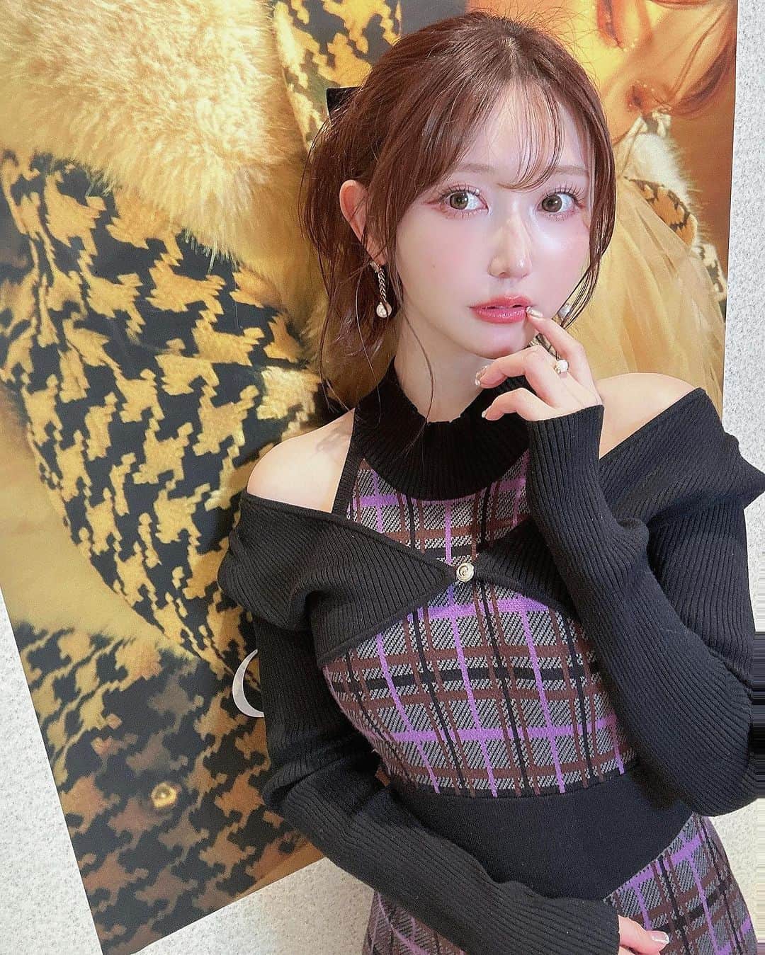 菅野結以さんのインスタグラム写真 - (菅野結以Instagram)「渋谷スクスクPOP UP イベント初日ありがとございました 店頭からゲリラインスタライブも✌︎ ⁡ オリジナル柄から作ったクロミワンピで🦨🖤 @crayme_official  ⁡ 編み目のつまったしっかり配色ニットで アメスリ×マーメイドのメリハリ爆誕シルエット カーデはデコルテの見え方にこだわって色っぽ抜け感 ⁡ 着たら形きれいすぎてもう一色ほしい！って 色チ買いオーダーしてくれるひと続出中 ☺︎ ⁡ 新作着たみんなかわいすぎてしあわせだった🫶🏻 これが半年でいちばんのご褒美タイムだよ つぎはあさって、年内ラストのリアルイベント ⁡ 12/12(火) ①17:00～18:00 ②19:00～20:00 ⁡ 夜までいるからしごと終わりにでも会いにきて しぶやPOP UPはのこり3日 あしたもまってます🦭 ⁡ ⁡ 12.7(thu)～12.13(wed) 渋谷スクランブルスクエア 5階 Crayme, A/W collection ＂ The Ghost Club ＂ ⁡ ■ 渋谷スクランブルスクエア　 ショップ＆レストラン 5階 +Ｑ（プラスク） グッズ内　Event Stage 5A ※5階上りエスカレーター前 ＠sibuya_scramble_square ＠plusqgoods ⁡ 〒150-0002 東京都渋谷区渋谷二丁目24番12号（渋谷駅直結・直上） https://www.shibuya-scramble-square.com/ ⁡ #crayme #theghostclub #2023aw #popupshop #limitedshop #tokyo #shibuyascramblesquare #event #クロミちゃん」12月11日 0時13分 - yui_kanno