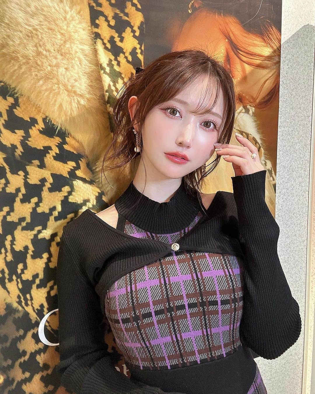 菅野結以さんのインスタグラム写真 - (菅野結以Instagram)「渋谷スクスクPOP UP イベント初日ありがとございました 店頭からゲリラインスタライブも✌︎ ⁡ オリジナル柄から作ったクロミワンピで🦨🖤 @crayme_official  ⁡ 編み目のつまったしっかり配色ニットで アメスリ×マーメイドのメリハリ爆誕シルエット カーデはデコルテの見え方にこだわって色っぽ抜け感 ⁡ 着たら形きれいすぎてもう一色ほしい！って 色チ買いオーダーしてくれるひと続出中 ☺︎ ⁡ 新作着たみんなかわいすぎてしあわせだった🫶🏻 これが半年でいちばんのご褒美タイムだよ つぎはあさって、年内ラストのリアルイベント ⁡ 12/12(火) ①17:00～18:00 ②19:00～20:00 ⁡ 夜までいるからしごと終わりにでも会いにきて しぶやPOP UPはのこり3日 あしたもまってます🦭 ⁡ ⁡ 12.7(thu)～12.13(wed) 渋谷スクランブルスクエア 5階 Crayme, A/W collection ＂ The Ghost Club ＂ ⁡ ■ 渋谷スクランブルスクエア　 ショップ＆レストラン 5階 +Ｑ（プラスク） グッズ内　Event Stage 5A ※5階上りエスカレーター前 ＠sibuya_scramble_square ＠plusqgoods ⁡ 〒150-0002 東京都渋谷区渋谷二丁目24番12号（渋谷駅直結・直上） https://www.shibuya-scramble-square.com/ ⁡ #crayme #theghostclub #2023aw #popupshop #limitedshop #tokyo #shibuyascramblesquare #event #クロミちゃん」12月11日 0時13分 - yui_kanno