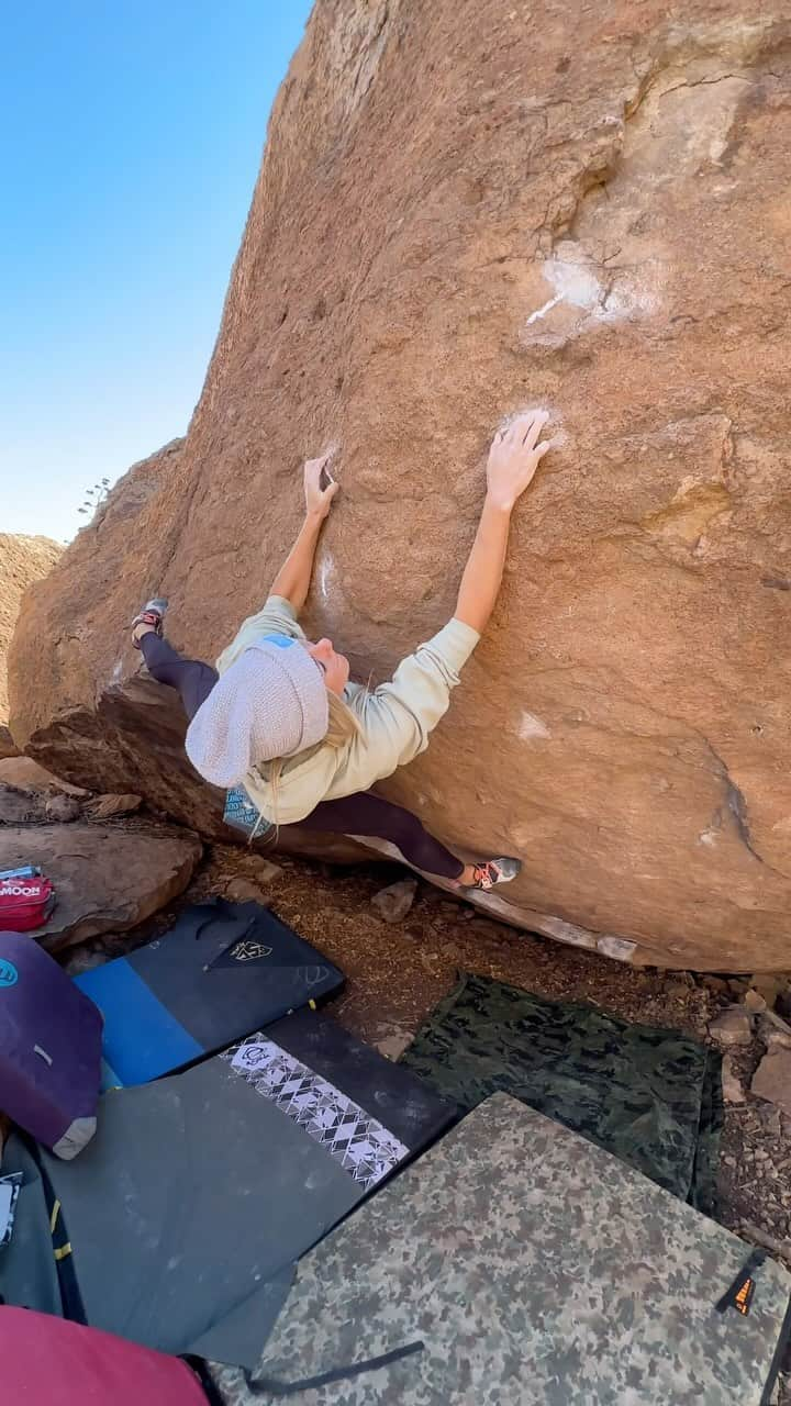 シエラ・ブレア・コイルのインスタグラム：「The Rail Extension, V9 Oak Flat, AZ  This boulder felt nails hard 🙅🏼‍♀️ Now it’s time for the next project 🔥   📍 (33.3018376, -111.0531611)  🎥: @queencreekbouldering  @moonclimbing │ @moonclimbingwomen │ @oncruxofficial │ @perfecthydration」