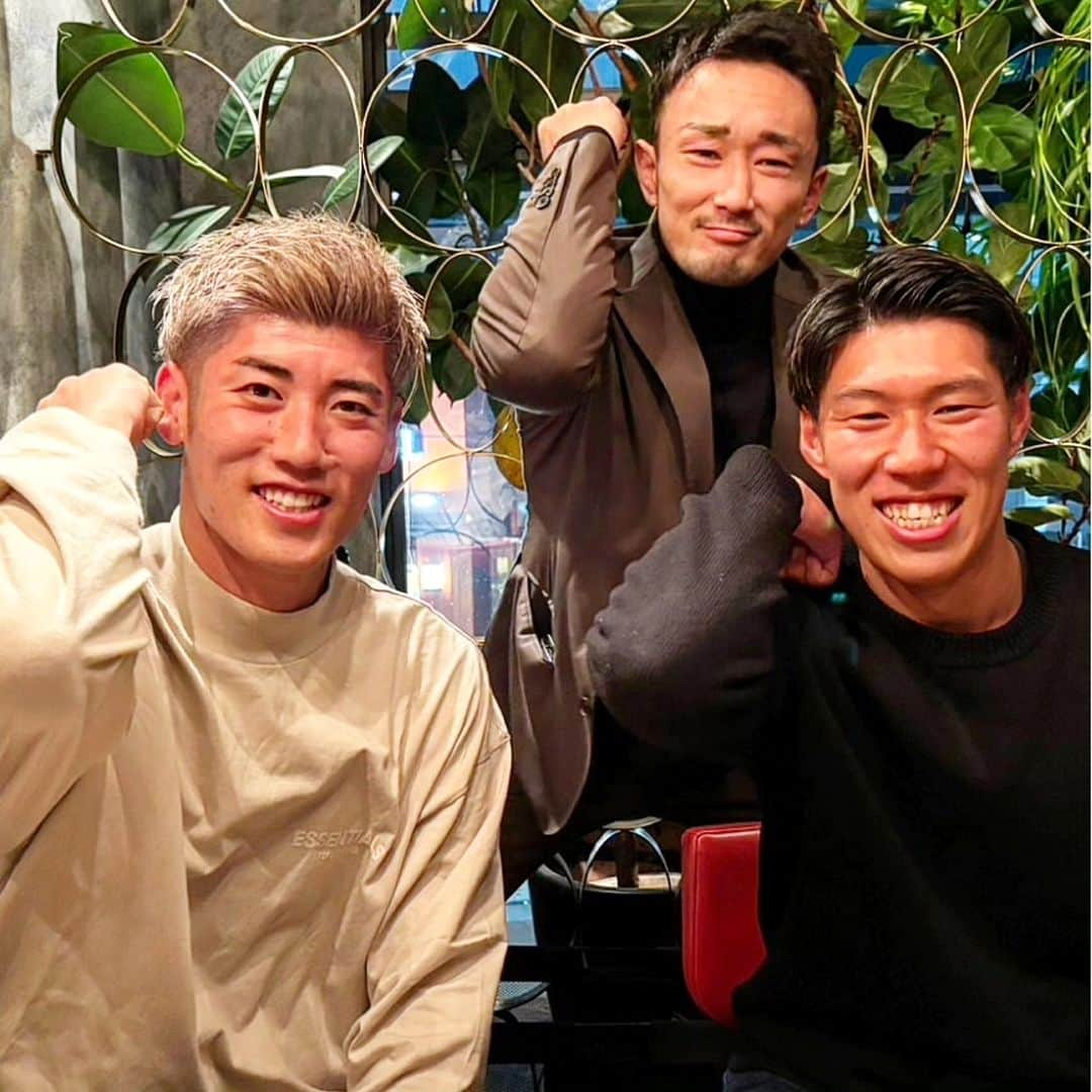 梅野源治さんのインスタグラム写真 - (梅野源治Instagram)「RIZINの会見＆撮影後 @rizin_pr   ⚽🔥サンウメッチェ広島メンバー🤜🔥 @hayatoo0807  @m.hiroya_official   ＆妻梅の4人で食事会🥩 最高の時間だったな〜♪  やっぱり人ってRESPECTがないとだめだよ やっぱりRESPECTのある関係性って最高だろ🤝 #俺たちはベビ梅だ」12月11日 0時14分 - genji_umeno