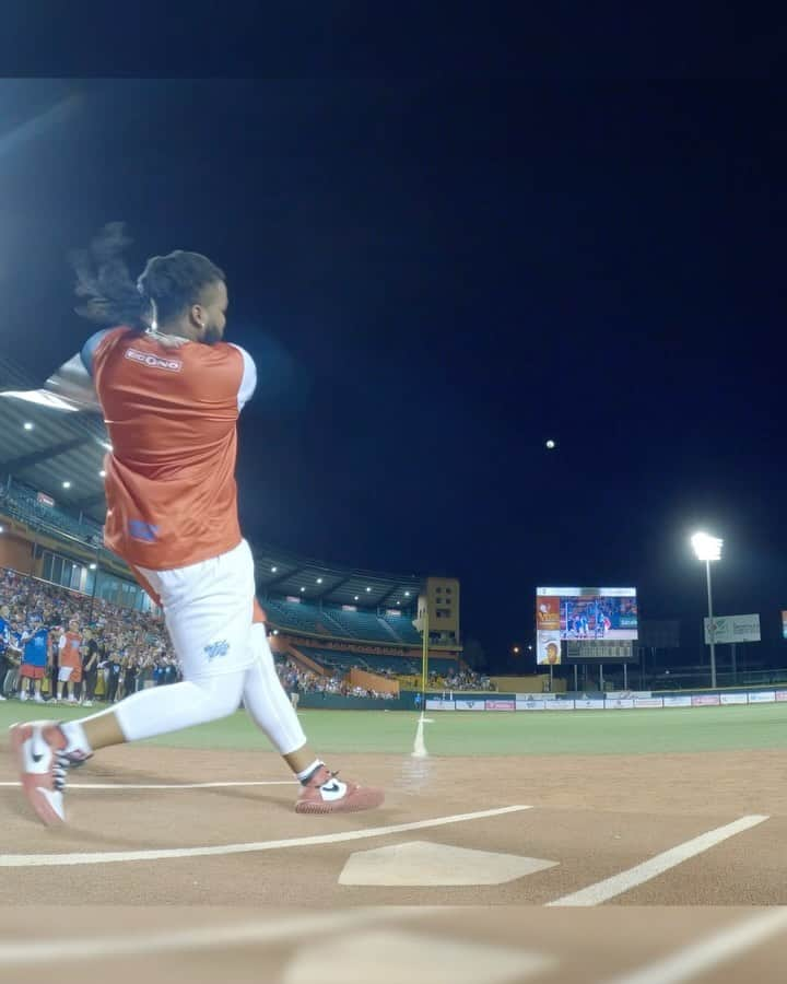 MLBのインスタグラム：「Enjoy some MOONSHOTS from @Vladdyjr27, @Javy23Baez and @Lindor12bc from last night’s charity home run derby in Puerto Rico. 😍」