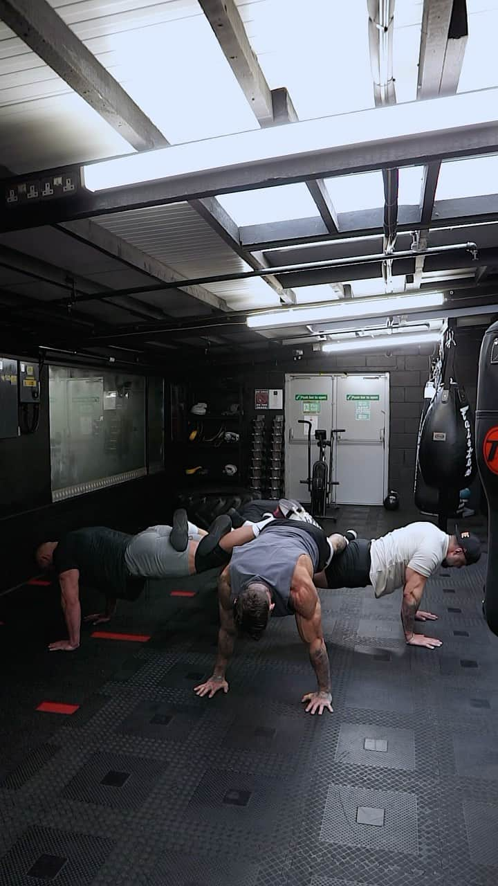 ロス・ディッカーソンのインスタグラム：「Push up challenge✅Tag your gym squad & give this a try! #teamwork」