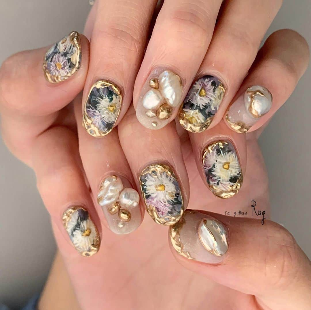 aoki_nailのインスタグラム：「・ ブライダル＊  ドレスにも 普段の生活にも 合うアンティークデザイン。  歪で不揃いの パールは 絵画やアンティーク系 との相性◎。  アクセサリーと同素材の 淡水パールを使うので 剥がれることなく 指先に自然に溶け込みます💫  良い式になりますように🥰  ・ nailgalleria  Rug〈ラグ〉 大阪市北区中崎西2-6-3 ペイントD #絵画ネイル#rugペイントD#絵画ネイル大阪#アートネイル#大阪ネイルサロン#ブライダルネイル#ブライダルネイル大阪 #手描きアート#手描きデザイン#手描きネイル#アートネイル#オディロンルドン #ルドン展 #OdilonRedon #handpaint#paintart#nailistagram#kawaii#japanesenailart#japanesenail#instanail#nails#絵#イラストネイル」