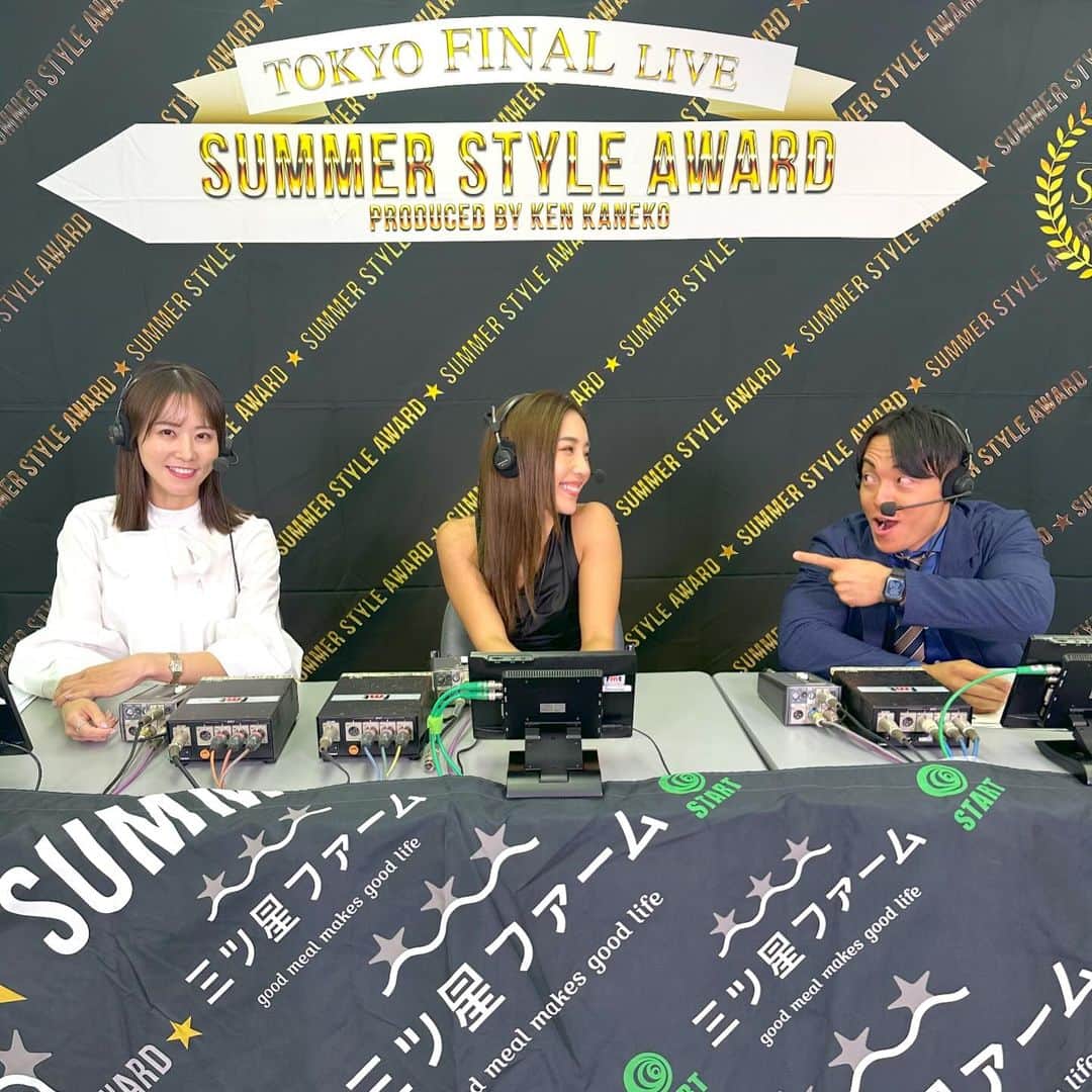 逢田ゆんさんのインスタグラム写真 - (逢田ゆんInstagram)「@summer_style_award  NOVICE&JAPAN PRO GRAND PRIX 今年ラストの最終戦、こんな大切な日にコメンテーターとして入らせていただき、貴重な経験をさせていただきました。 ありがとうございました⭐️  お話し下手で、声や滑舌の悪さがコンプレックスの私が解説のオファーを頂いたときは正直震えたのですが、初めての経験が大好きなサマスタの実況。お受けしようと決意しました‼️至らないことだらけなのですが、どうか暖かい目で見てやってください...🙇🏽‍♀️  佐野さん、たなひろさんのお陰でありのままに楽しく臨めました🙏✨写真から見てわかる、わちゃわちゃ感ですw  挑戦することの素晴らしさ、覚悟。 やると決めたからからには最後までやり遂げる精神面。 仕上げたカラダとパフォーマンス、選手それぞれの内面から溢れる熱い気持ちがモニター越しでも伝わってきました。  心の声がついもれてしまうとこ。 感極まり言葉がつまってしまうとこ。 何度マイク音をオフにして深い呼吸をしたことか💦  年々選手の完成度が高くなってます。 来年はサマスタ10周年‼️ ベルサール渋谷での開催が決まってます🤩✨ 私も引き続きポージング認定講師としても、選手としても盛り上げていきます🫶🏽  サマスタに大注目です💖  選手の皆様、運営皆様、サポートの皆様 この一年大変おつかれさまでした。 ありがとうございました。  さぁ、皆さん。来年の計画練りましょう‼️‼️ 休む暇なし‼️  .」12月11日 0時28分 - yun_asada