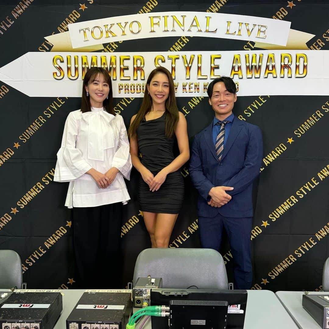 逢田ゆんのインスタグラム：「@summer_style_award  NOVICE&JAPAN PRO GRAND PRIX 今年ラストの最終戦、こんな大切な日にコメンテーターとして入らせていただき、貴重な経験をさせていただきました。 ありがとうございました⭐️  お話し下手で、声や滑舌の悪さがコンプレックスの私が解説のオファーを頂いたときは正直震えたのですが、初めての経験が大好きなサマスタの実況。お受けしようと決意しました‼️至らないことだらけなのですが、どうか暖かい目で見てやってください...🙇🏽‍♀️  佐野さん、たなひろさんのお陰でありのままに楽しく臨めました🙏✨写真から見てわかる、わちゃわちゃ感ですw  挑戦することの素晴らしさ、覚悟。 やると決めたからからには最後までやり遂げる精神面。 仕上げたカラダとパフォーマンス、選手それぞれの内面から溢れる熱い気持ちがモニター越しでも伝わってきました。  心の声がついもれてしまうとこ。 感極まり言葉がつまってしまうとこ。 何度マイク音をオフにして深い呼吸をしたことか💦  年々選手の完成度が高くなってます。 来年はサマスタ10周年‼️ ベルサール渋谷での開催が決まってます🤩✨ 私も引き続きポージング認定講師としても、選手としても盛り上げていきます🫶🏽  サマスタに大注目です💖  選手の皆様、運営皆様、サポートの皆様 この一年大変おつかれさまでした。 ありがとうございました。  さぁ、皆さん。来年の計画練りましょう‼️‼️ 休む暇なし‼️  .」