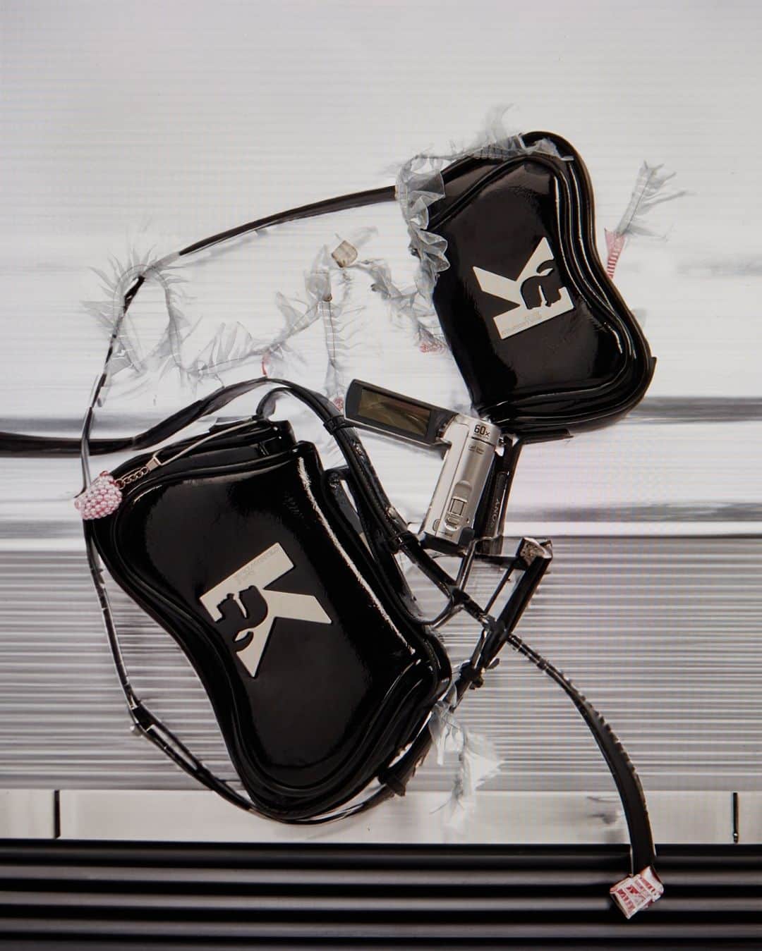 カールラガーフェルドのインスタグラム：「Illuminate your city with the Sunglasses bag in lacquered black. Photo created using Al technology. #KARLLAGERFELDJEANS」