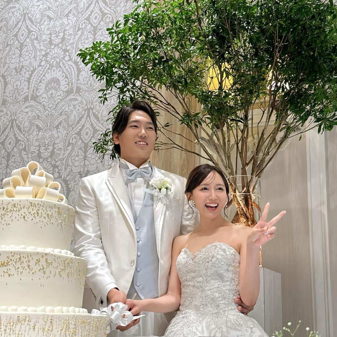 斉藤真木子さんのインスタグラム写真 - (斉藤真木子Instagram)「大好きなみなちゃんの結婚式へ🎀🪽  みなちゃんがSKEに来てから出会って10年以上経つけど昔から変わらない無邪気なところやマイペースなところ､ストイックだから諦めが悪くて限界を知らないところ､楽しいことが大好きで､いつも周りには笑顔が溢れるところ､この日はいろんな場面でみなちゃんの人柄が垣間見れて､あぁみなちゃんってこういう人だったよな〜と懐かしくなりました♡  真っ白なドレスに身を包んでバージンロードを歩く姿､本っっっ当に眩しくて…！ダイエットも自分磨きもこの日のために頑張ったんだろうなぁ。もともと小柄なのに更に小さくなっていて驚いたよ…🥲💕中座の淡いピンクドレスのみなちゃんも可愛いすぎて驚き…！登場した瞬間"かわいー😭😭😭🩷"って歓声が上がるほど。もうコーラもポテトも浴びるくらい食べておくれ😭👊🏻  式が進むにつれて嬉しかった時も､楽しかった時も､しんどかった時も､しあわせになろうね！ってふたりでたくさん励ましあって噛み締めて乗り越えて来た日々を思い出しながら､また目の前にいるみなちゃんを見て､､何度も何度も胸がいっぱいになりました…🥲✨  これからも変わらずおばあちゃんになっても仲良く一緒にチャリ漕いで公園で豚まんとココア飲みながら遊ぼうね😭👊🏻👊🏻  みなちゃん､しゅうたさんご結婚おめでとうございます💕 お招き頂き本当にありがとうございました💎💕」12月11日 0時31分 - saitomakiko628