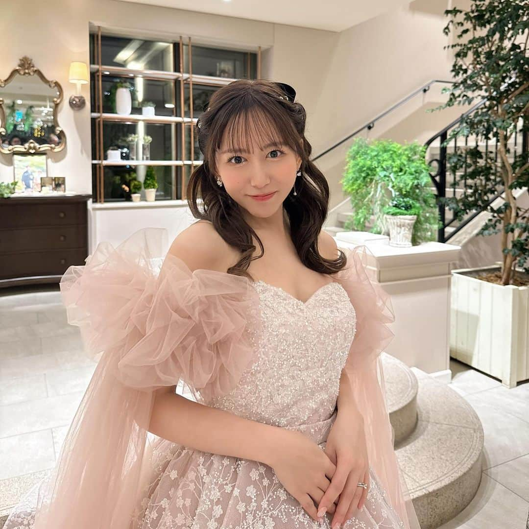 斉藤真木子さんのインスタグラム写真 - (斉藤真木子Instagram)「大好きなみなちゃんの結婚式へ🎀🪽  みなちゃんがSKEに来てから出会って10年以上経つけど昔から変わらない無邪気なところやマイペースなところ､ストイックだから諦めが悪くて限界を知らないところ､楽しいことが大好きで､いつも周りには笑顔が溢れるところ､この日はいろんな場面でみなちゃんの人柄が垣間見れて､あぁみなちゃんってこういう人だったよな〜と懐かしくなりました♡  真っ白なドレスに身を包んでバージンロードを歩く姿､本っっっ当に眩しくて…！ダイエットも自分磨きもこの日のために頑張ったんだろうなぁ。もともと小柄なのに更に小さくなっていて驚いたよ…🥲💕中座の淡いピンクドレスのみなちゃんも可愛いすぎて驚き…！登場した瞬間"かわいー😭😭😭🩷"って歓声が上がるほど。もうコーラもポテトも浴びるくらい食べておくれ😭👊🏻  式が進むにつれて嬉しかった時も､楽しかった時も､しんどかった時も､しあわせになろうね！ってふたりでたくさん励ましあって噛み締めて乗り越えて来た日々を思い出しながら､また目の前にいるみなちゃんを見て､､何度も何度も胸がいっぱいになりました…🥲✨  これからも変わらずおばあちゃんになっても仲良く一緒にチャリ漕いで公園で豚まんとココア飲みながら遊ぼうね😭👊🏻👊🏻  みなちゃん､しゅうたさんご結婚おめでとうございます💕 お招き頂き本当にありがとうございました💎💕」12月11日 0時31分 - saitomakiko628