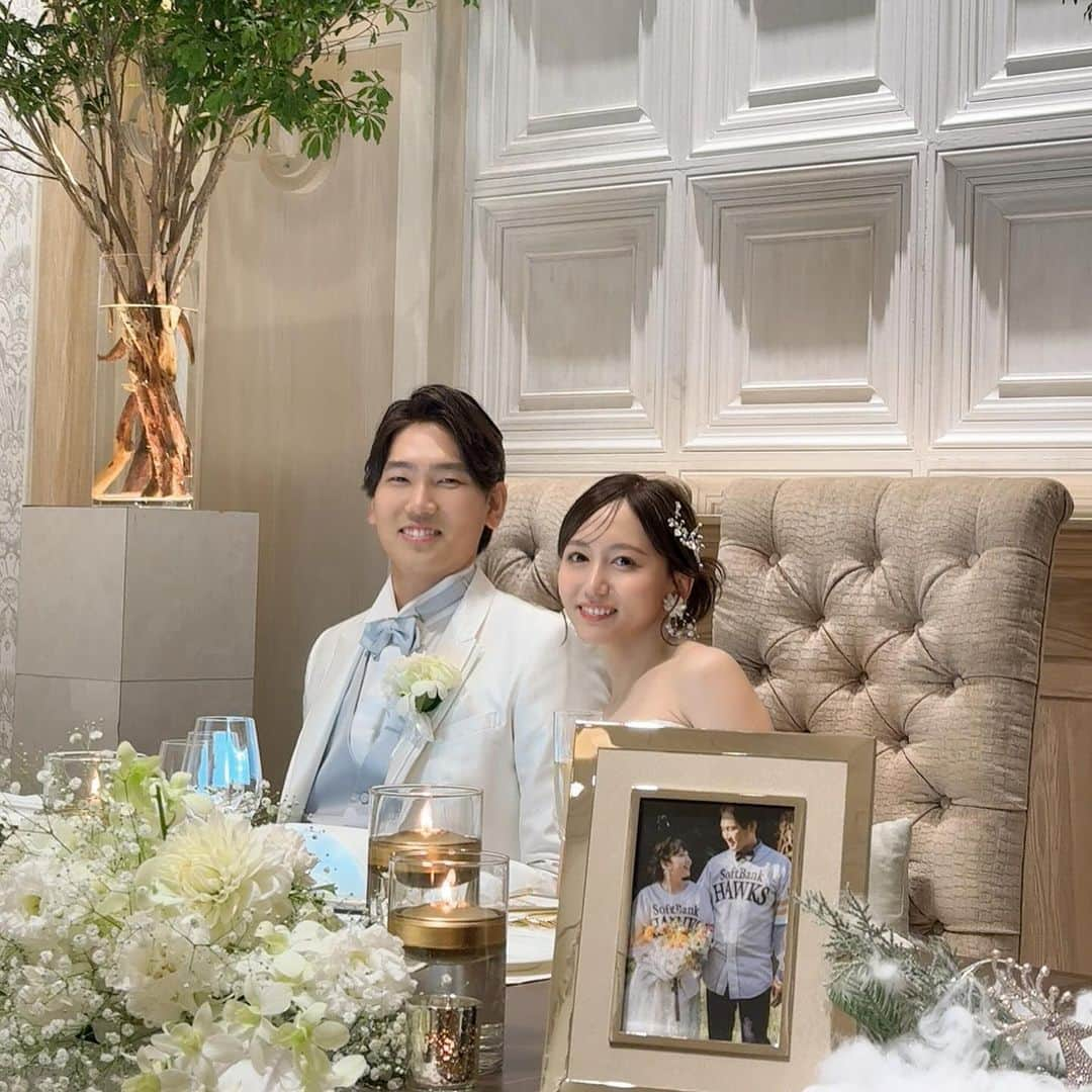 斉藤真木子さんのインスタグラム写真 - (斉藤真木子Instagram)「大好きなみなちゃんの結婚式へ🎀🪽  みなちゃんがSKEに来てから出会って10年以上経つけど昔から変わらない無邪気なところやマイペースなところ､ストイックだから諦めが悪くて限界を知らないところ､楽しいことが大好きで､いつも周りには笑顔が溢れるところ､この日はいろんな場面でみなちゃんの人柄が垣間見れて､あぁみなちゃんってこういう人だったよな〜と懐かしくなりました♡  真っ白なドレスに身を包んでバージンロードを歩く姿､本っっっ当に眩しくて…！ダイエットも自分磨きもこの日のために頑張ったんだろうなぁ。もともと小柄なのに更に小さくなっていて驚いたよ…🥲💕中座の淡いピンクドレスのみなちゃんも可愛いすぎて驚き…！登場した瞬間"かわいー😭😭😭🩷"って歓声が上がるほど。もうコーラもポテトも浴びるくらい食べておくれ😭👊🏻  式が進むにつれて嬉しかった時も､楽しかった時も､しんどかった時も､しあわせになろうね！ってふたりでたくさん励ましあって噛み締めて乗り越えて来た日々を思い出しながら､また目の前にいるみなちゃんを見て､､何度も何度も胸がいっぱいになりました…🥲✨  これからも変わらずおばあちゃんになっても仲良く一緒にチャリ漕いで公園で豚まんとココア飲みながら遊ぼうね😭👊🏻👊🏻  みなちゃん､しゅうたさんご結婚おめでとうございます💕 お招き頂き本当にありがとうございました💎💕」12月11日 0時31分 - saitomakiko628