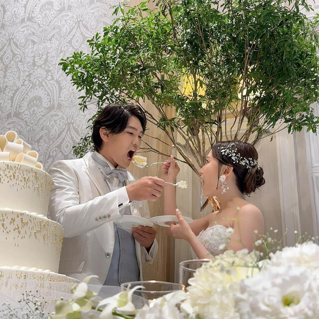 斉藤真木子さんのインスタグラム写真 - (斉藤真木子Instagram)「大好きなみなちゃんの結婚式へ🎀🪽  みなちゃんがSKEに来てから出会って10年以上経つけど昔から変わらない無邪気なところやマイペースなところ､ストイックだから諦めが悪くて限界を知らないところ､楽しいことが大好きで､いつも周りには笑顔が溢れるところ､この日はいろんな場面でみなちゃんの人柄が垣間見れて､あぁみなちゃんってこういう人だったよな〜と懐かしくなりました♡  真っ白なドレスに身を包んでバージンロードを歩く姿､本っっっ当に眩しくて…！ダイエットも自分磨きもこの日のために頑張ったんだろうなぁ。もともと小柄なのに更に小さくなっていて驚いたよ…🥲💕中座の淡いピンクドレスのみなちゃんも可愛いすぎて驚き…！登場した瞬間"かわいー😭😭😭🩷"って歓声が上がるほど。もうコーラもポテトも浴びるくらい食べておくれ😭👊🏻  式が進むにつれて嬉しかった時も､楽しかった時も､しんどかった時も､しあわせになろうね！ってふたりでたくさん励ましあって噛み締めて乗り越えて来た日々を思い出しながら､また目の前にいるみなちゃんを見て､､何度も何度も胸がいっぱいになりました…🥲✨  これからも変わらずおばあちゃんになっても仲良く一緒にチャリ漕いで公園で豚まんとココア飲みながら遊ぼうね😭👊🏻👊🏻  みなちゃん､しゅうたさんご結婚おめでとうございます💕 お招き頂き本当にありがとうございました💎💕」12月11日 0時31分 - saitomakiko628