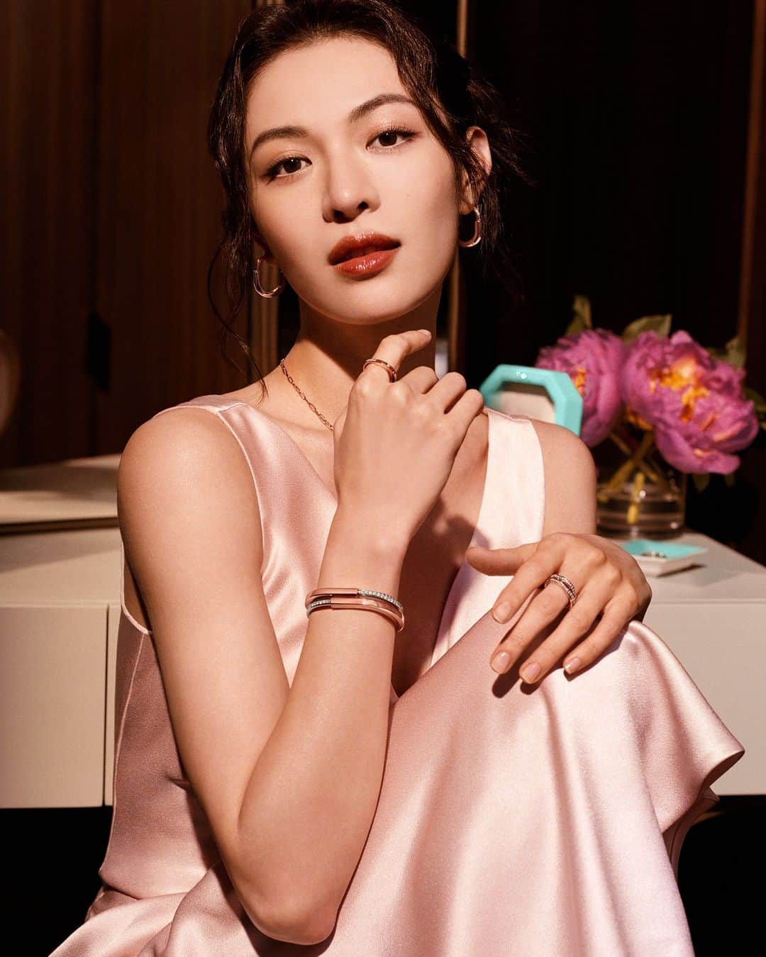 ティファニーのインスタグラム：「The beauty of the holidays. The gift of elegant simplicity. China brand ambassador @elaine_zhongchuxi wears Tiffany Lock—a scintillating symbol of connection that will be treasured now and forever. Link in bio. #ATiffanyHoliday #TiffanyLock #TiffanyAndCo」