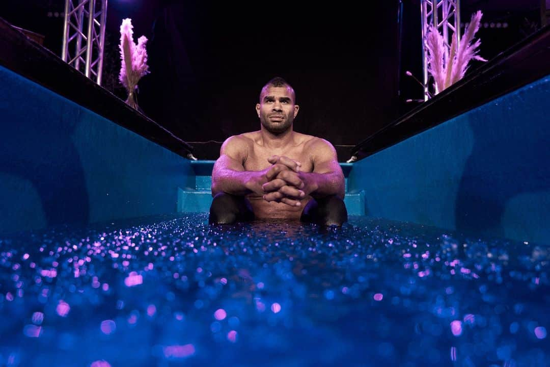 アリスター・オーフレイムさんのインスタグラム写真 - (アリスター・オーフレイムInstagram)「Challenging the limits, embracing the cold. One hour in the ice bath, a testament to resilience and strength. Mind over matter - with unwavering will, the impossible becomes possible. Are you ready to test your limits?」12月11日 1時02分 - alistairovereem