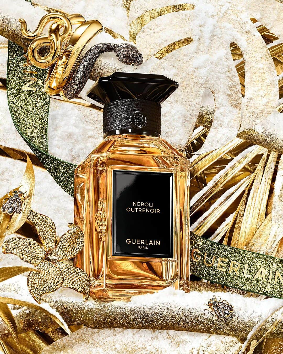 ゲランさんのインスタグラム写真 - (ゲランInstagram)「L'Art & La Matière: an exquisite collection of intricate olfactory creations, each inspired by an artistic masterpiece. The embodiment of Guerlain's ancestral Art of Haute Parfumerie. Available at guerlain.com and in Guerlain boutiques. — @begumkhan  #BeelieveInFantasy #HolidayCollection #GuerlainGift #GuerlainFragrance #Perfume #Wishlist #GiftGuide #PerfectGift #SavoirFaire #LArtetLaMatière」12月11日 1時04分 - guerlain