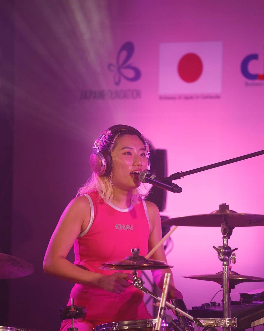 Shunsuke Miyatakeさんのインスタグラム写真 - (Shunsuke MiyatakeInstagram)「The 70th Anniversary of Friendship Between Japan and Cambodia / The 50th Year of ASEAN-Japan Friendship and Cooperation Commemorative Event / CHAI NEO KAWAII Night   CHAI @chaiofficialjpn is a four-piece band formed by miracle twins Mana @chaimanakana3333 and Kana, @chaikanaaaa and the super rhythm section Yuuki @yuukichan2 and Yuna @chai.yuna  They dub themselves the “NEO-New Exciting Women Band”.  And "NEO KAWAII" means that all girls are pretty from the moment they were born, and that there is not a single girl who is not KAWAII. You don't need to have big eyes or have skinny legs to be KAWAII. Not everyone needs to follow the stereotypical image of KAWAII. There should be many more types of KAWAII, and everyone is KAWAII in her own way. You should be who you are. We all have our own worries, but that's fine. Our insecurities make us who we are. The insecurities become art. KAWAII is a never-ending journey!  I really hope the audience got inspired by their perform today, and I'm so honored to be an official photographer for their live. Special thanks to @jf_phn and @mizuki_askg 🇯🇵🤝🇰🇭」12月11日 1時06分 - casadetake