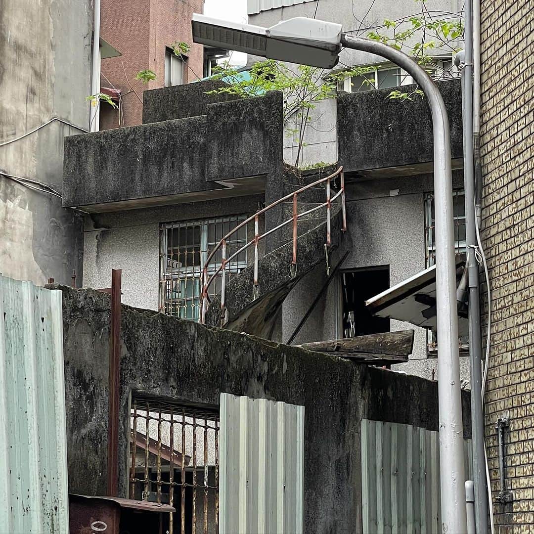 丸山ゴンザレスのインスタグラム：「台湾を歩いていると古い建物にある設備が抜群にセンス良かったりする。この螺旋階段もカッコいい。でも四方を囲まれた廃墟だったりする。 #台北取材メモ」