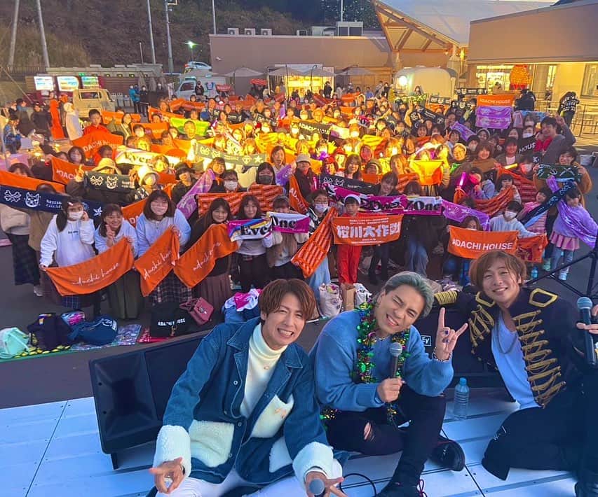 安達勇人のインスタグラム：「道の駅かさまクリスマスマーケット2023 2days本当にありがとうございました☺️✨ この二日間本当に沢山の方々の笑顔を見ることが出来ました！ けいたろう、HIROKI本当にありがとう。 マーケットの皆様本当にありがとう。 そしてご来場いただきました皆様本当にありがとう。 来れなくても応援してくれた皆様本当にありがとう。 全てのスタッフさん本当にありがとう。  心からありがとうございました！！！  みんなの心の中に明日からまた今日の想い出や言葉が生き続けてくれたら嬉しいです！ 僕はこれからも茨城を盛り上げながら、みんなが泣いて笑って熱狂出来る一瞬を作っていきたいと思います！  最高の2daysをありがとうございました！ また来年ADACHI HOUSE presents道の駅かさまクリスマスマーケットやりましょう！！  みんなー！！  今日も一日お疲れ様でした😊‼️」