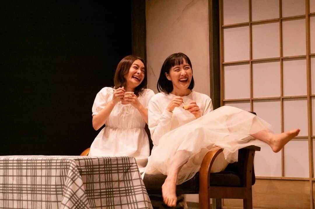 岩井七世のインスタグラム：「『わが闇』 本日もご来場ありがとうございました！  ずっと物語と登場人物たちのことを考えていて、舞台の上の人生も生活の一部みたいな。明日は休演日です。  またこんな面白い演劇と、好きな俳優さんに出会っちゃって私は嬉しいです。タイトルに反して幸せを噛み締めている。  公演はまだあと1週間あります。とりあえず今夜はぐっすり眠ります。あと残り半分、全力で注ぐよ。観てよね。  撮影:堂園昭人  #わが闇」