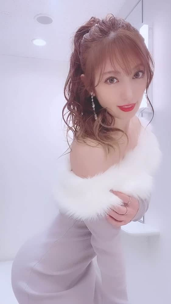 熊田曜子のインスタグラム：「来年の番組収録だったよ📺 衣装は　@royalparty_official のワンピース👗 ショート丈やブラックもあったけど この形と色にして良かった💜 ファーを取ったり 肩を片方だけ見せたり 見せなかったり💕 色んな着方が出来るよ💜  #ワンピース　#fashion #お洋服　#洋服」