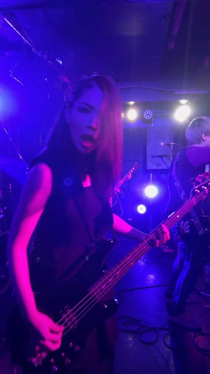 ERYのインスタグラム：「本日は約4年ぶりのKiLLKiLLSライブでした！ 沢山のお客様、お友達が観に来てくれて嬉しかったなぁ。久しぶりに会えた人がいっぱいだったー。 対バンのみなさんも格好良かったし充実感でいっぱい。 多分ブランクは感じない楽しいライブが出来たのではないかなーと思っております。みんなも楽しんでくれていたらいいな。 ありがとうー！ 今回もERYカメラからちょい見せ。 #KiLLKiLLS #キルキルズ #新宿clubscience」