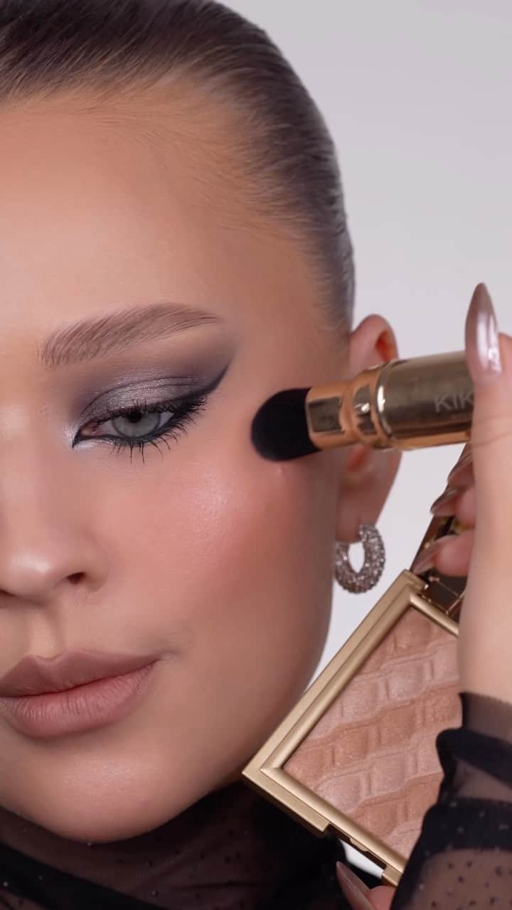 KIKO MILANOのインスタグラム：「@natasha.divo is bringing the glam to this festive season with a stunning full face #KIKOHolidayPremiere look! 🤩💖 Watch her in action and get ready to recreate this yourself! ✨  Dreamy Eyeshadow Palette - Made to shine eyeshadow Palette 01 - Lasting Duo Eyepencil 04 - Volume & Curl Mascara - Enchanting Duo Bronzer 01 - Charming Duo Blush 01 - Pearly Duo Face Highlighter 01 - Glossy Lip Oil 02 - Unmissable Brushes Gift Set  #KIKOTrendsetters #makeuptutorial #holidaymakeup #eyeshadowlook #wingedliner」