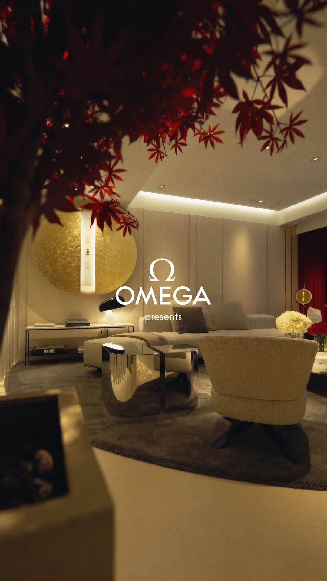 オメガのインスタグラム：「Go behind the camera as Han So-hee explores the details of OMEGA’s new home on Queen’s Road Central, Hong Kong. A luxurious boutique that is infused with style.  #OMEGA @xeesoxee」