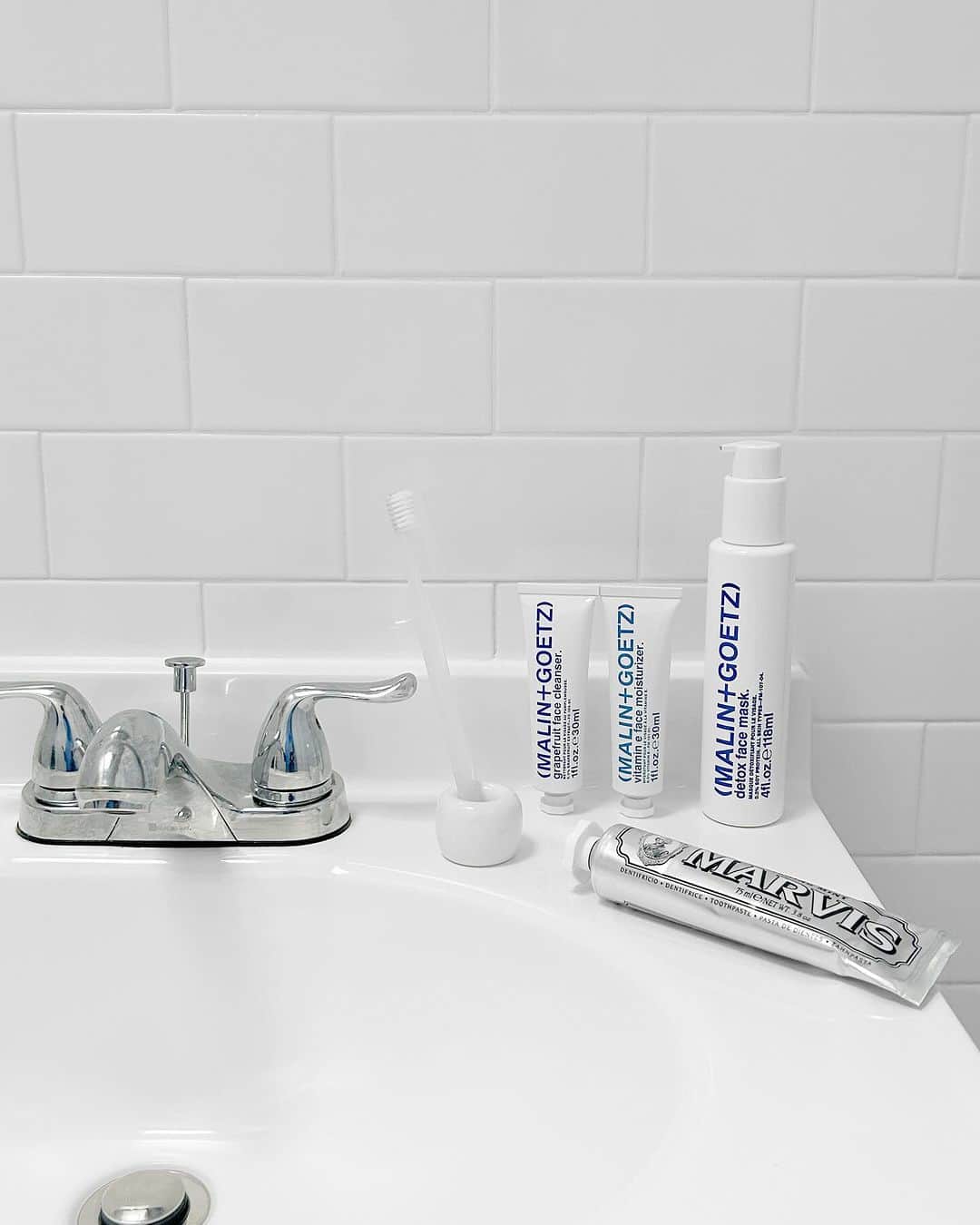マリン&ゴッツのインスタグラム：「put your best face forward with our fresh faced starter set. three of our iconic face essentials in one perfectly packaged set.   💙 grapefruit face cleanser. 💙 vitamin e face moisturizer. 💙 detox face mask.」