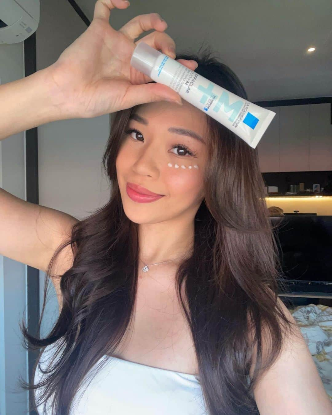 La Roche-Posayさんのインスタグラム写真 - (La Roche-PosayInstagram)「Thank you @prettywildthing for this gorgeous selfie 💙 Effaclar Duo+M helps reduce the appearance of spots and marks while hydrating the skin - a great ally for acne-prone skin 🤝 Also, don’t forget to complete your daytime skincare routine with a high-SPF sunscreen to avoid hyperpigmentation marks.   Have you tried Effaclar Duo+M yet? Share your transformation stories below! 🌟  All languages spoken here! Feel free to talk to us at anytime. #larocheposay #effaclar #acneproneskin  Global official page from La Roche-Posay, France.」12月11日 1時55分 - larocheposay