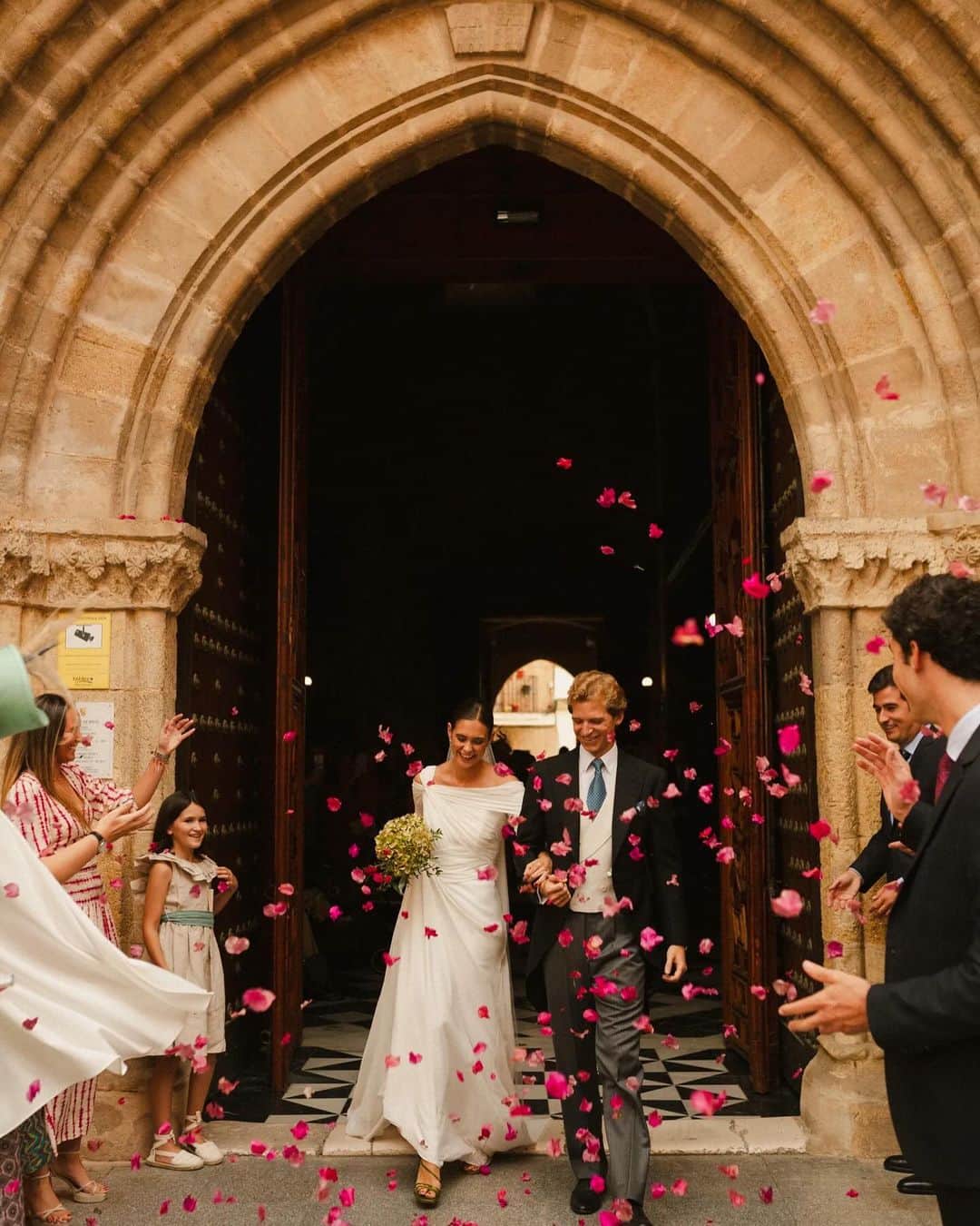 Vogue Españaのインスタグラム：「“Fue totalmente inesperado y muy natural”, recuerda Paula sobre la pedida de mano que le hizo Carlos. La pareja se casó en Sevilla con los naranjos como inspiración y, para la ceremonia, la novia escogió un diseño asimétrico de @monicacallesstudio. {Puedes ver todas las fotos de la boda en el link de la bio} ▪️Fotos: @palogoca  ▪️Texto: @estrella.albendea」