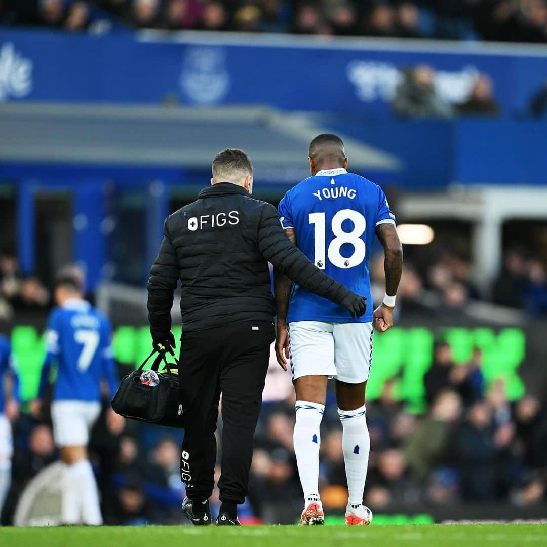 アシュリー・ヤングのインスタグラム：「Hopefully not serious 🙏🏾🤞🏾, what a team performance , what a week , 3rd clean sheet in a week ! UTFT🤘🏾💙」