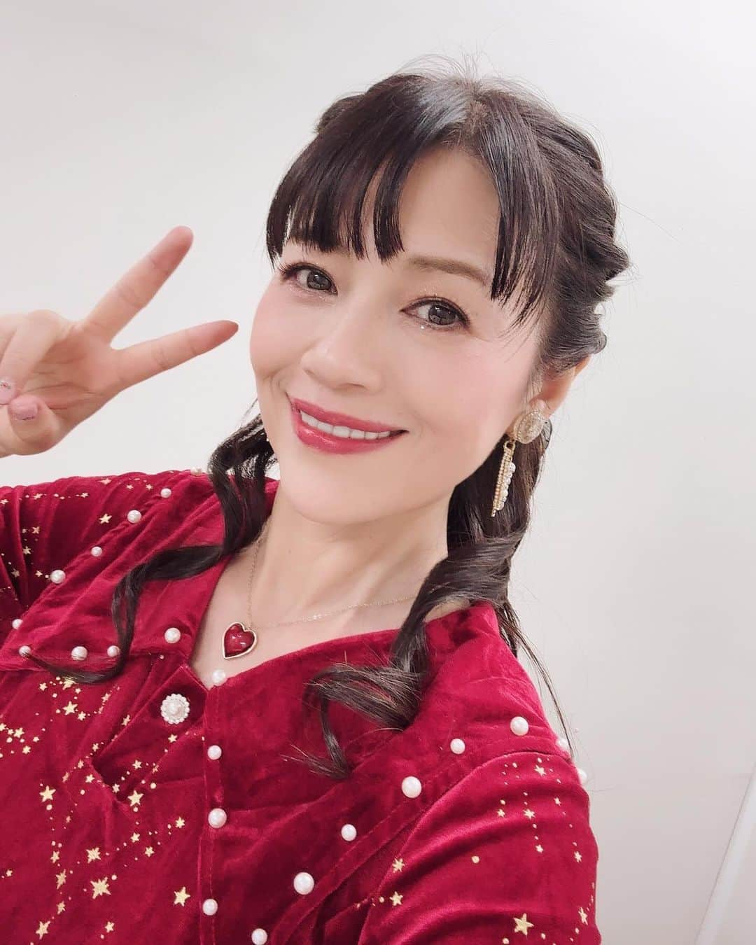 うちやえゆかさんのインスタグラム写真 - (うちやえゆかInstagram)「変身🦋 素敵にヘアメイクしていただきました✨ キラキラなメイク💄 ヘアスタイルも綺麗なハーフアップ！ テンション上がってピース✌️  撮影＝宮本佳那子ちゃん💕  #ヘアメイク #hairmake  #ありがとうございます」12月11日 2時15分 - yukauchiyae