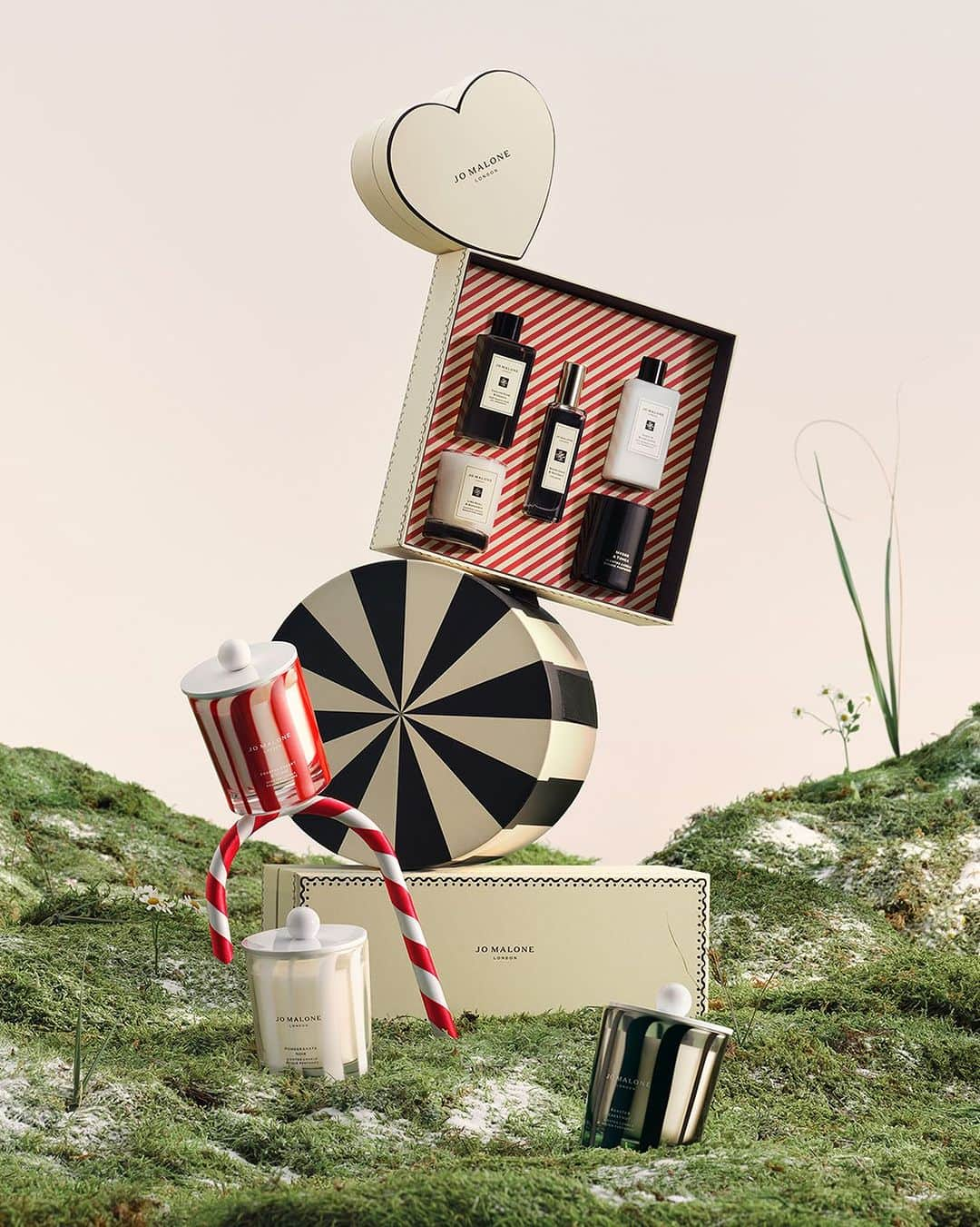 Jo Malone Londonさんのインスタグラム写真 - (Jo Malone LondonInstagram)「Just because you’re one of a kind. Find a unique gift from our Christmas collection. Tap to shop. #JustBecause #SeasonOfScent」12月11日 2時16分 - jomalonelondon