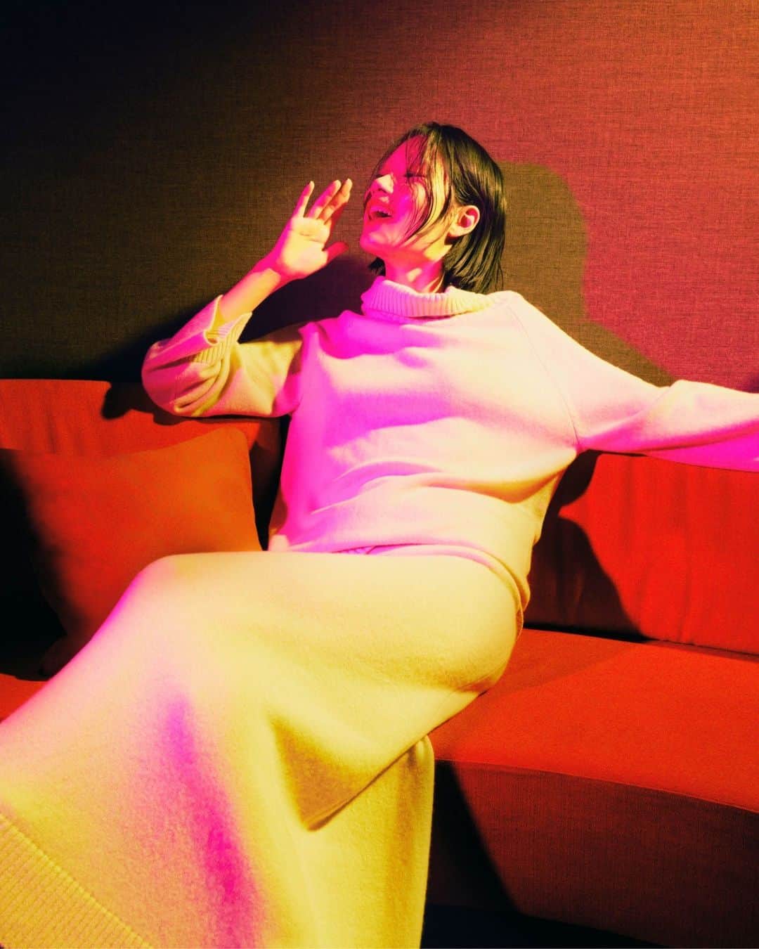 ジョルジオアルマーニのインスタグラム：「Holiday vibes⁣ ⁣ Photo @sweeriouslee⁣ Stylist @marcgoehring⁣ Model @heychill__」