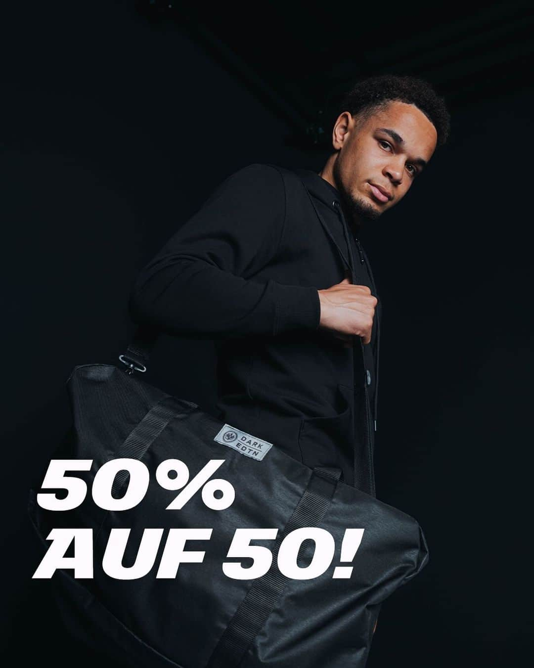 アイントラハト・フランクフルトのインスタグラム：「⏳ 𝑵𝒖𝒓 𝒏𝒐𝒄𝒉 𝒃𝒊𝒔 𝟐𝟒 𝑼𝒉𝒓!   50% auf 50 ausgewählte Artikel. Vielleicht ist ja das ein oder andere Weihnachtsgeschenk dabei 😌  Link in der Story!  • • #SGE #Eintracht #Frankfurt #EintrachtFrankfurt」