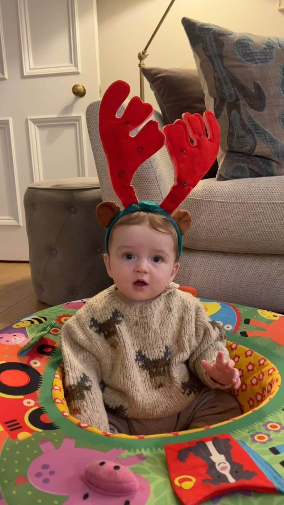 アレクサンドラ・フェルステッドのインスタグラム：「Wilders first Christmas and he’s digging it! 🎄」