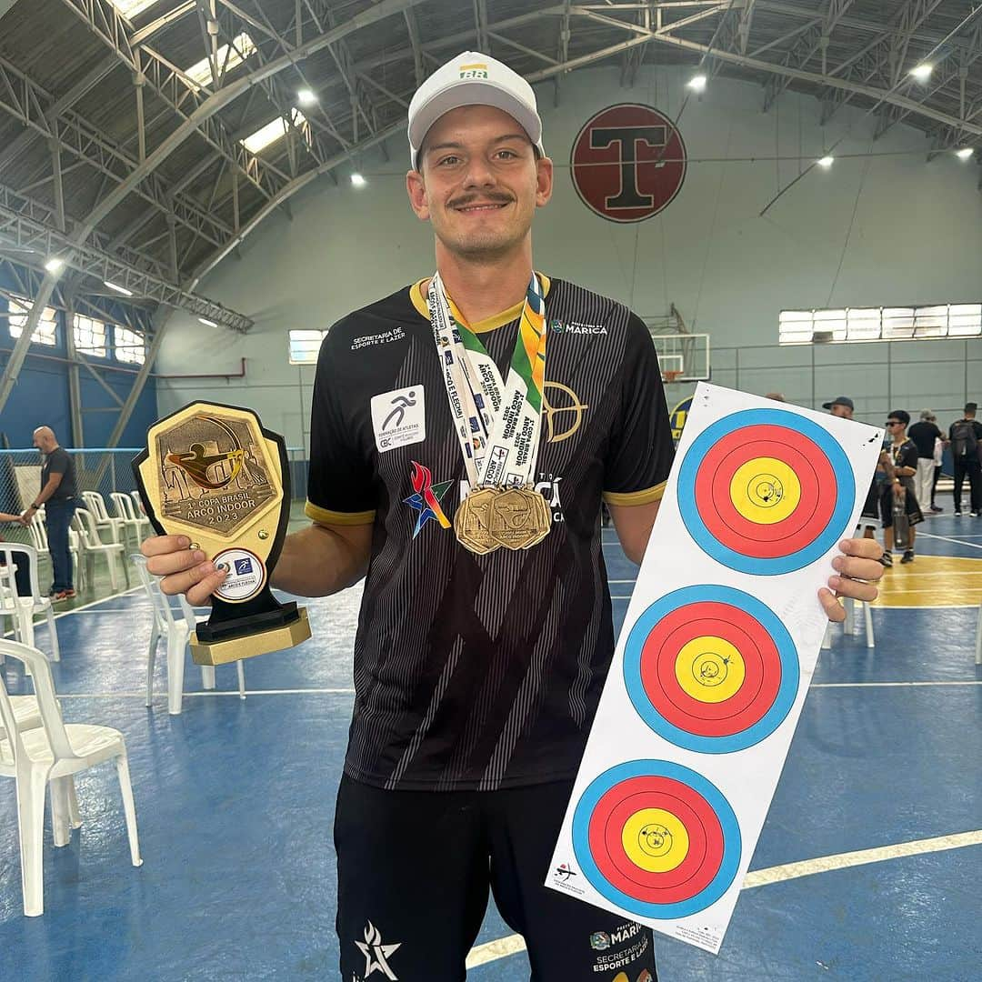 マルクス・ヴィニシウス・ダルメイダのインスタグラム：「Campeão brasileiro indoor 🏹  12 disparos no 10 na final, pontuação perfeita 🥶 Feliz com esse começo de temporada indoor. Em janeiro estarei disputando a copa do mundo indoor 🎯 . @petrobras #TimePetrobras @cdafab @wiawis_archery @beiterarchery @truball_axcel #BolsaAtleta @esportegovrj @esportegovbr @brasilarco.oficial @clubedisparabrasil」